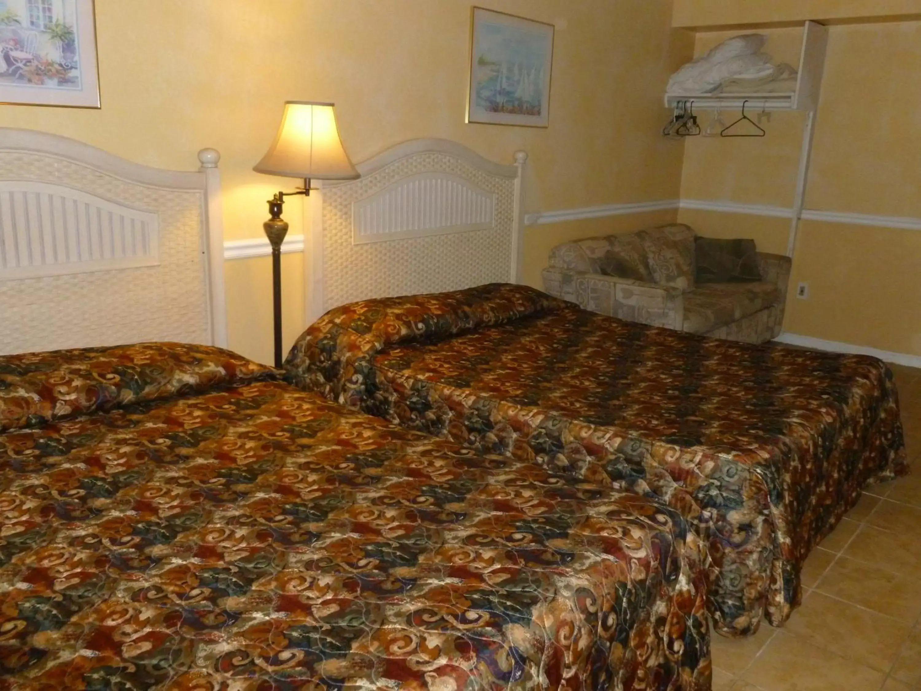 Bed in Bay Breeze Motel
