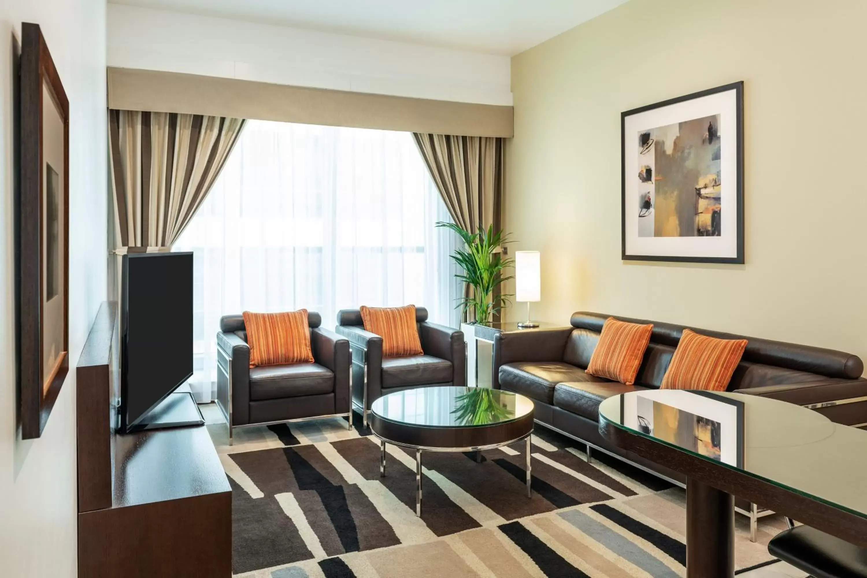 Photo of the whole room, Seating Area in Four Points by Sheraton Sheikh Zayed Road