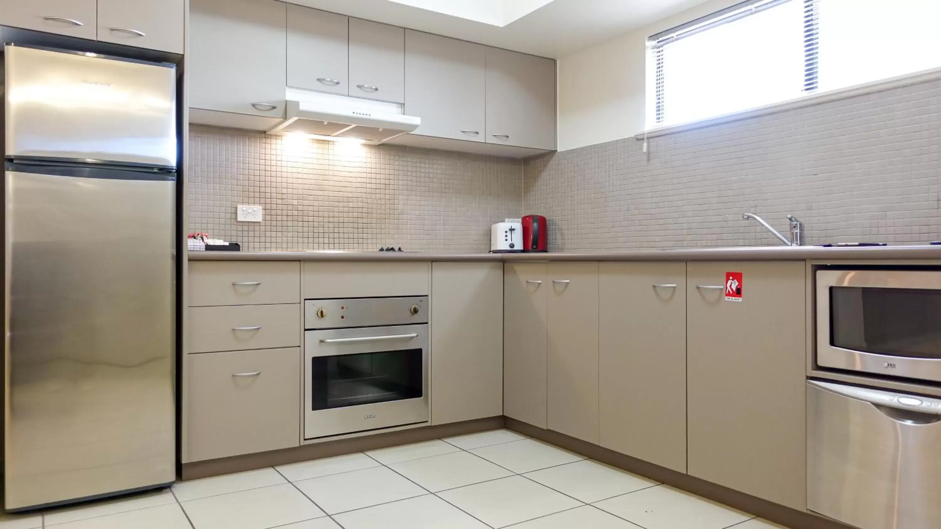 Kitchen or kitchenette, Kitchen/Kitchenette in Southern Cross Atrium Apartments