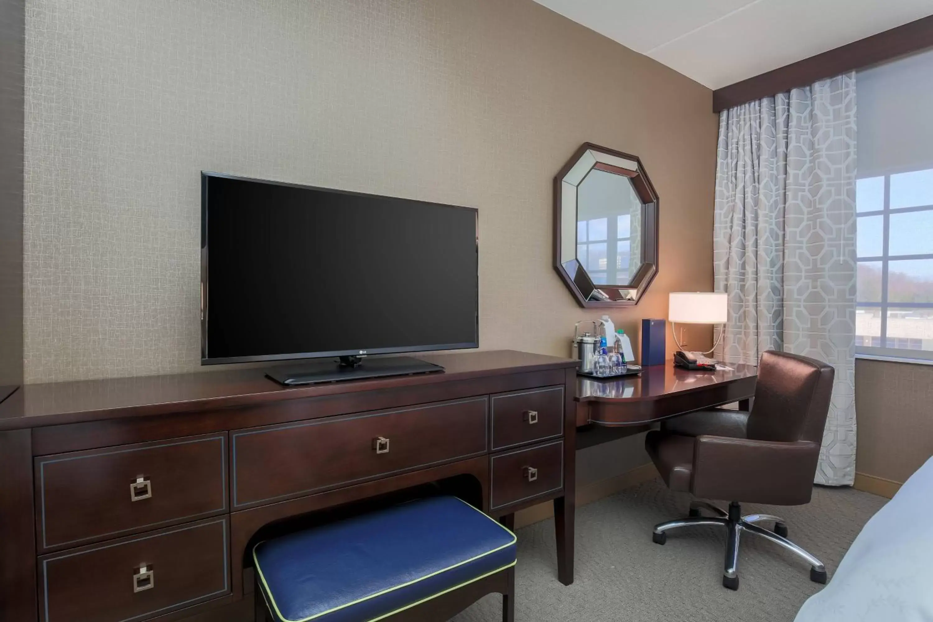Photo of the whole room, TV/Entertainment Center in Sheraton Tarrytown Hotel