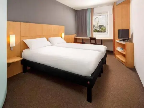 Bed in ibis Liverpool Centre Albert Dock – Liverpool One