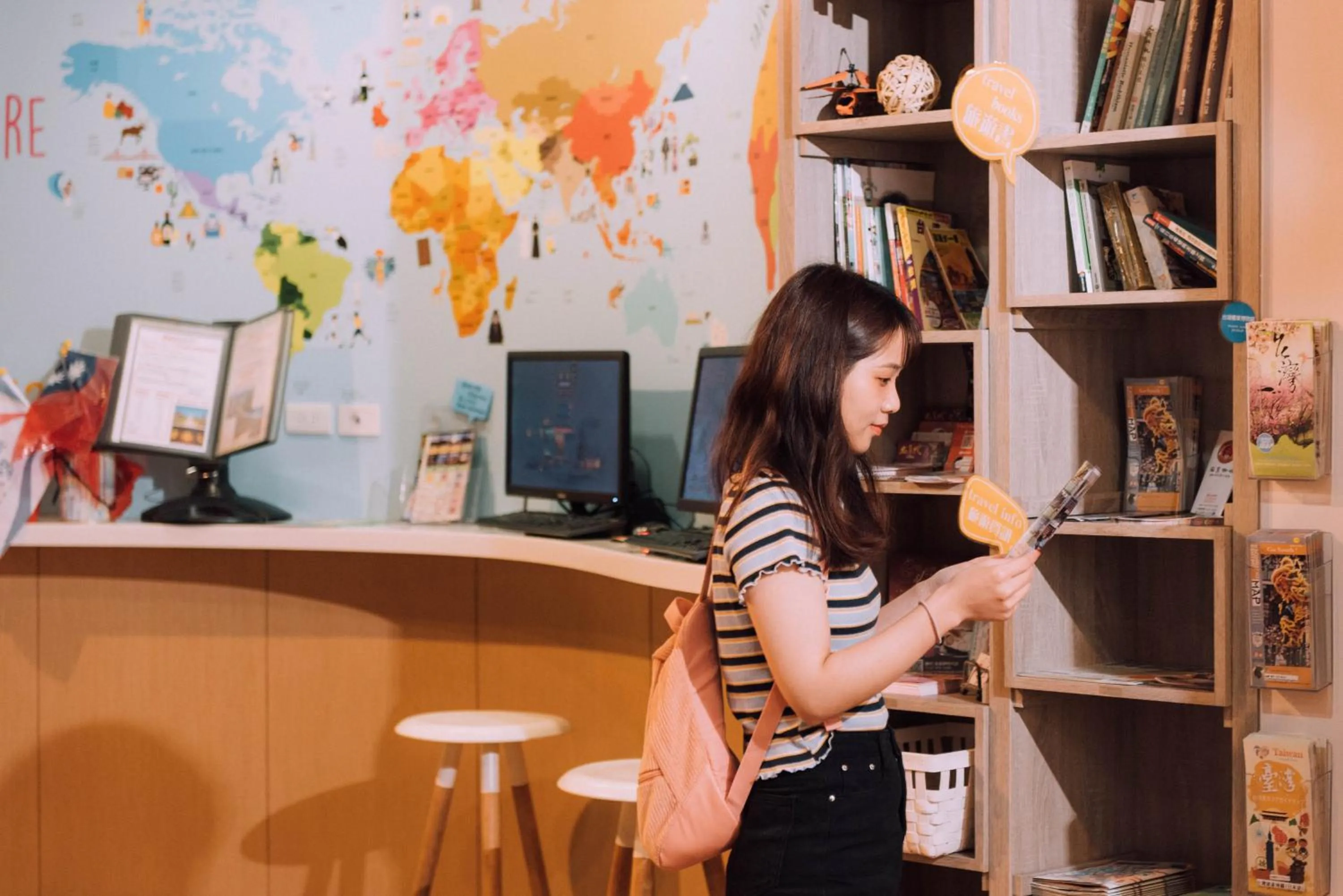 Library in Uno Backpackers Inn