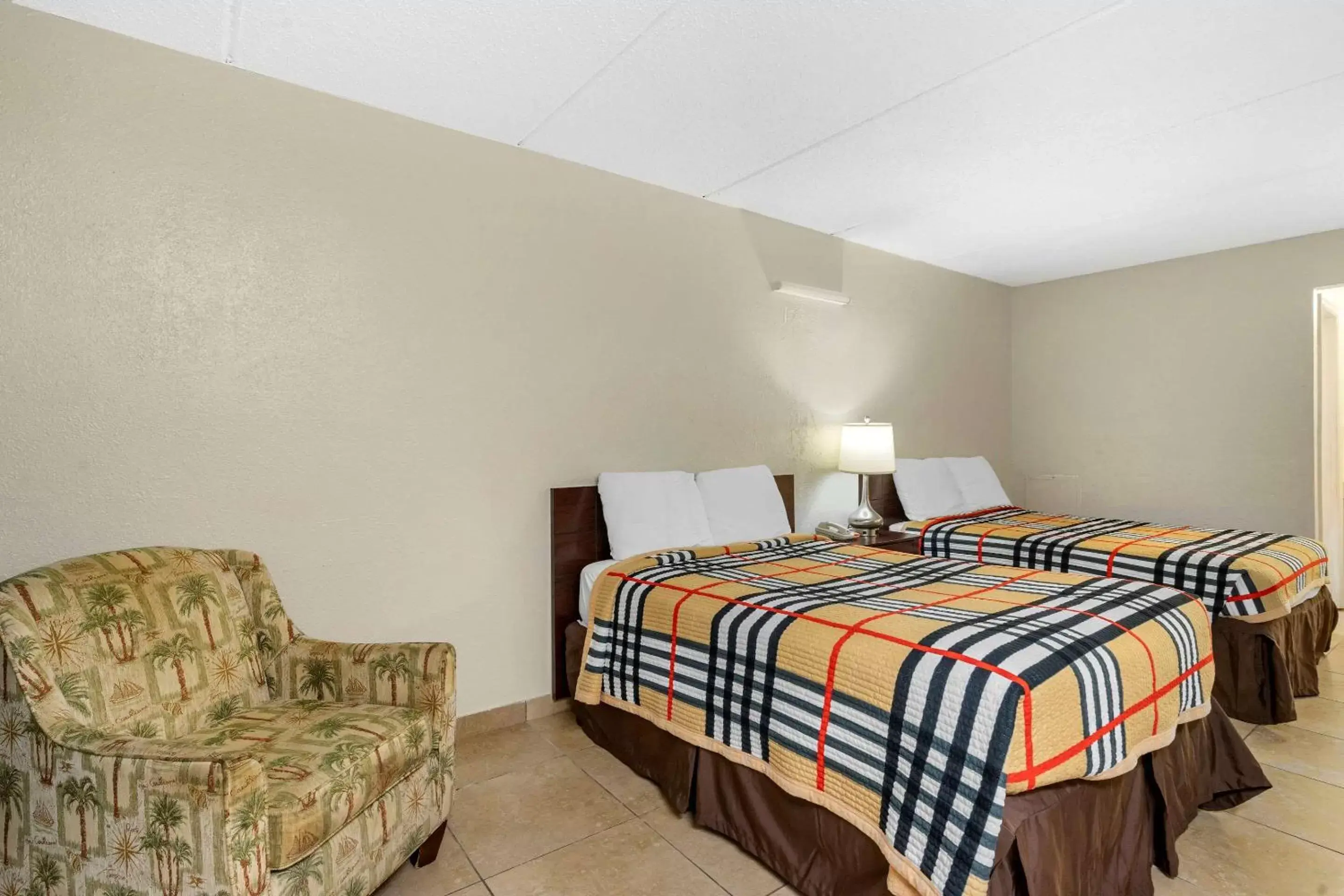 Photo of the whole room, Bed in Rodeway Inn Clearwater-Dunedin Photo of the whole room, Bed in Rodeway Inn Clearwater-Dunedin