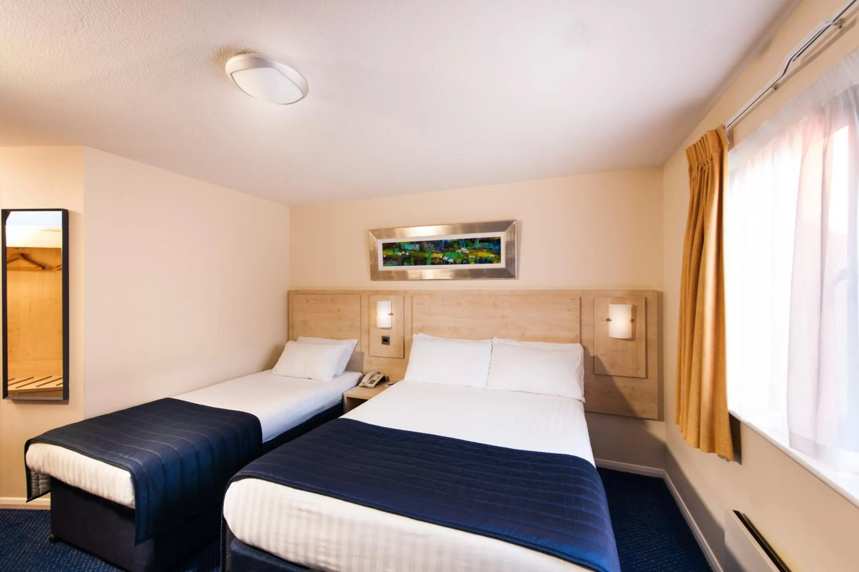 Bedroom, Bed in Leonardo Inn Aberdeen Airport