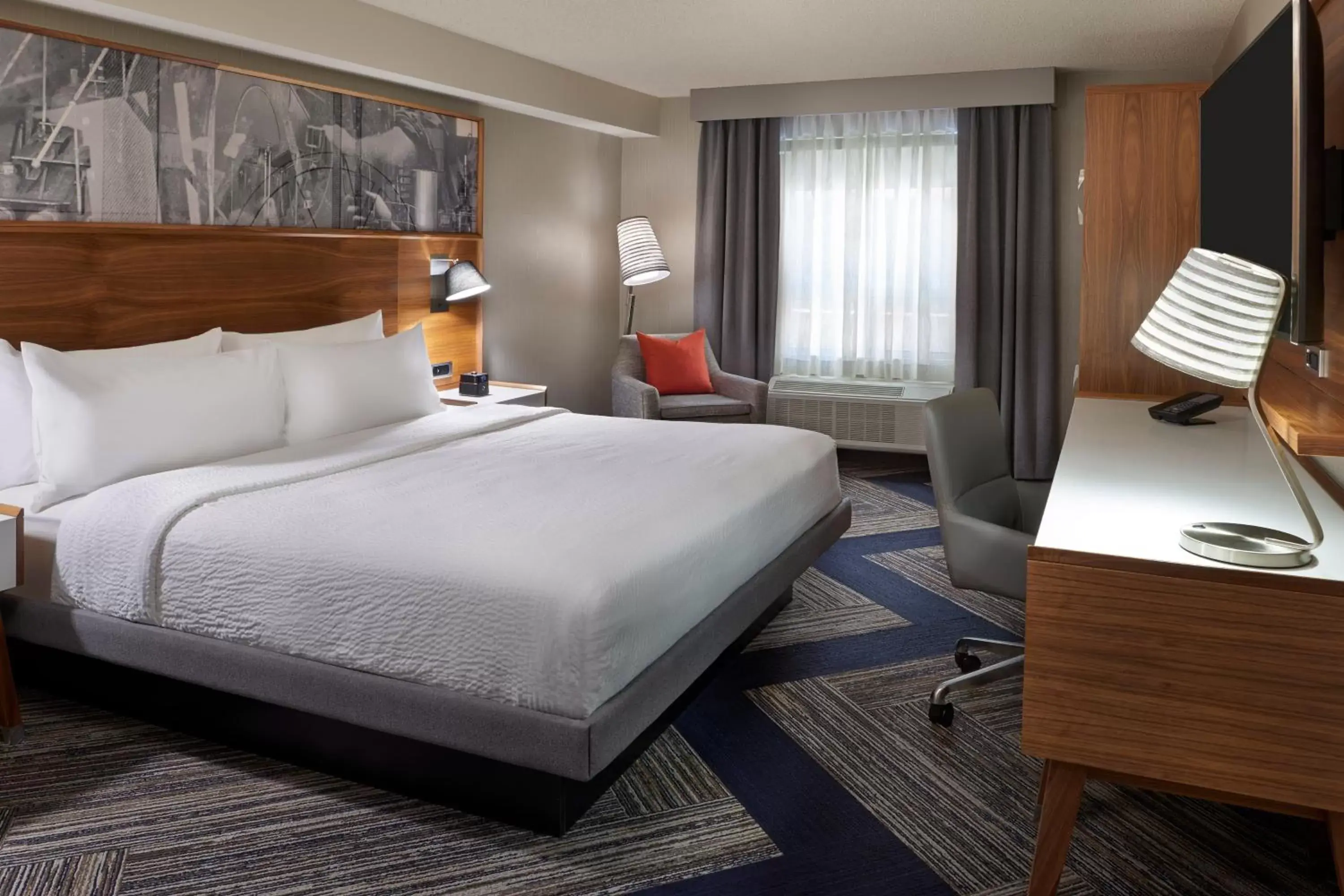 Photo of the whole room, Bed in Four Points by Sheraton Vaughan