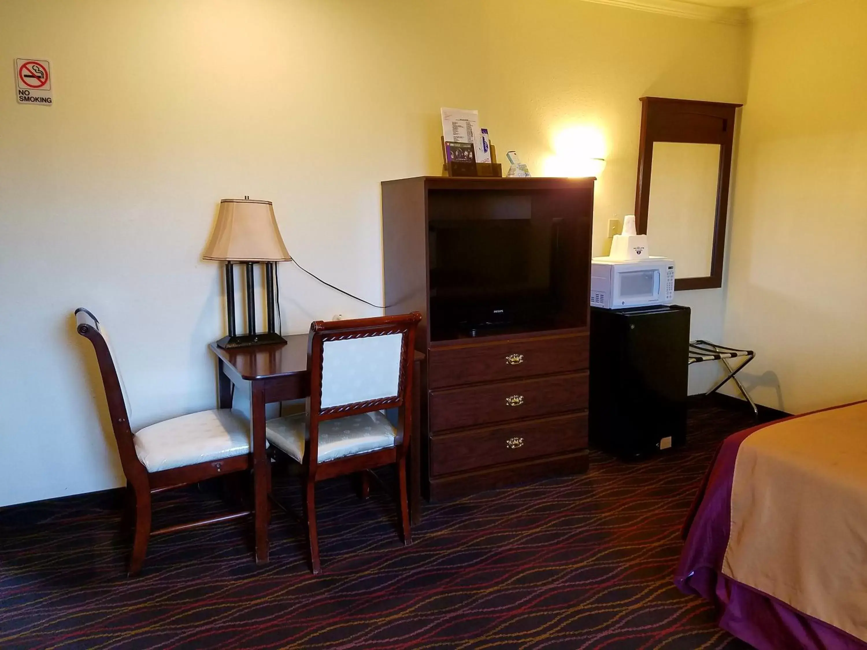 TV and multimedia, Bed in Americas Best Value Inn Ozona TV and multimedia, Bed in Americas Best Value Inn Ozona