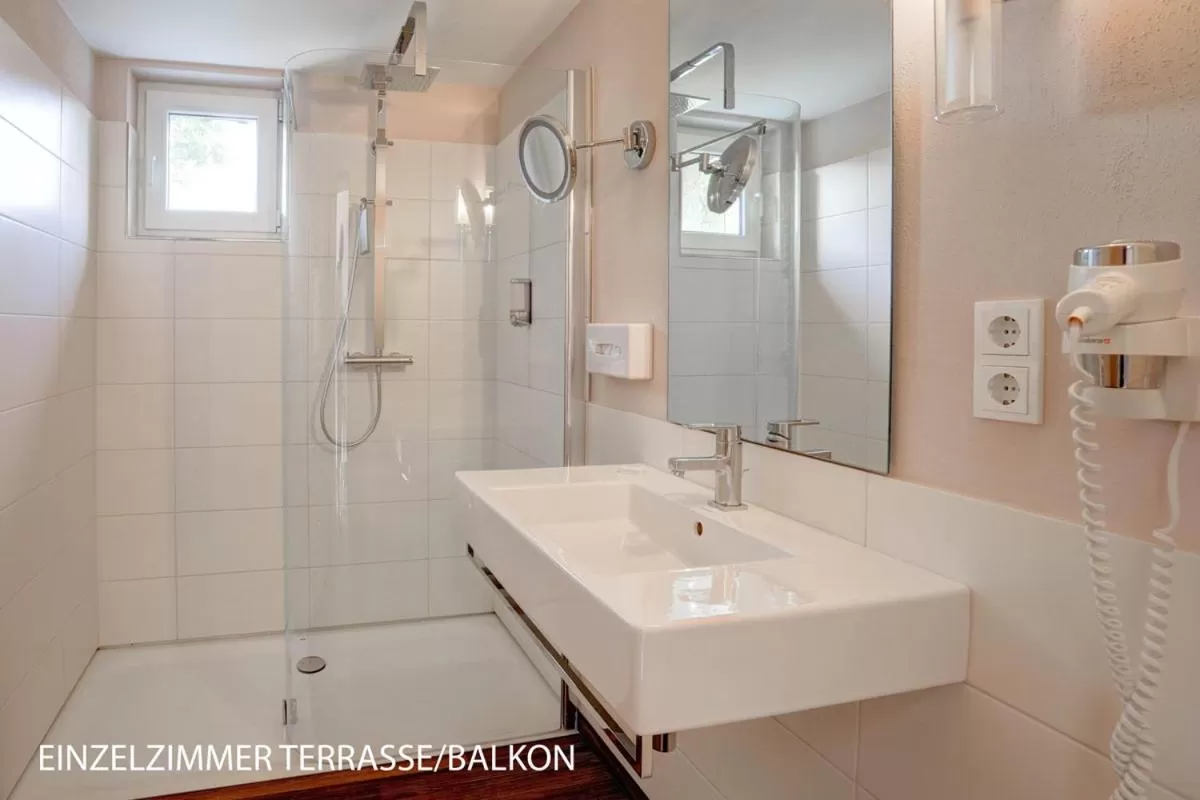 Shower in Stössels Hotel