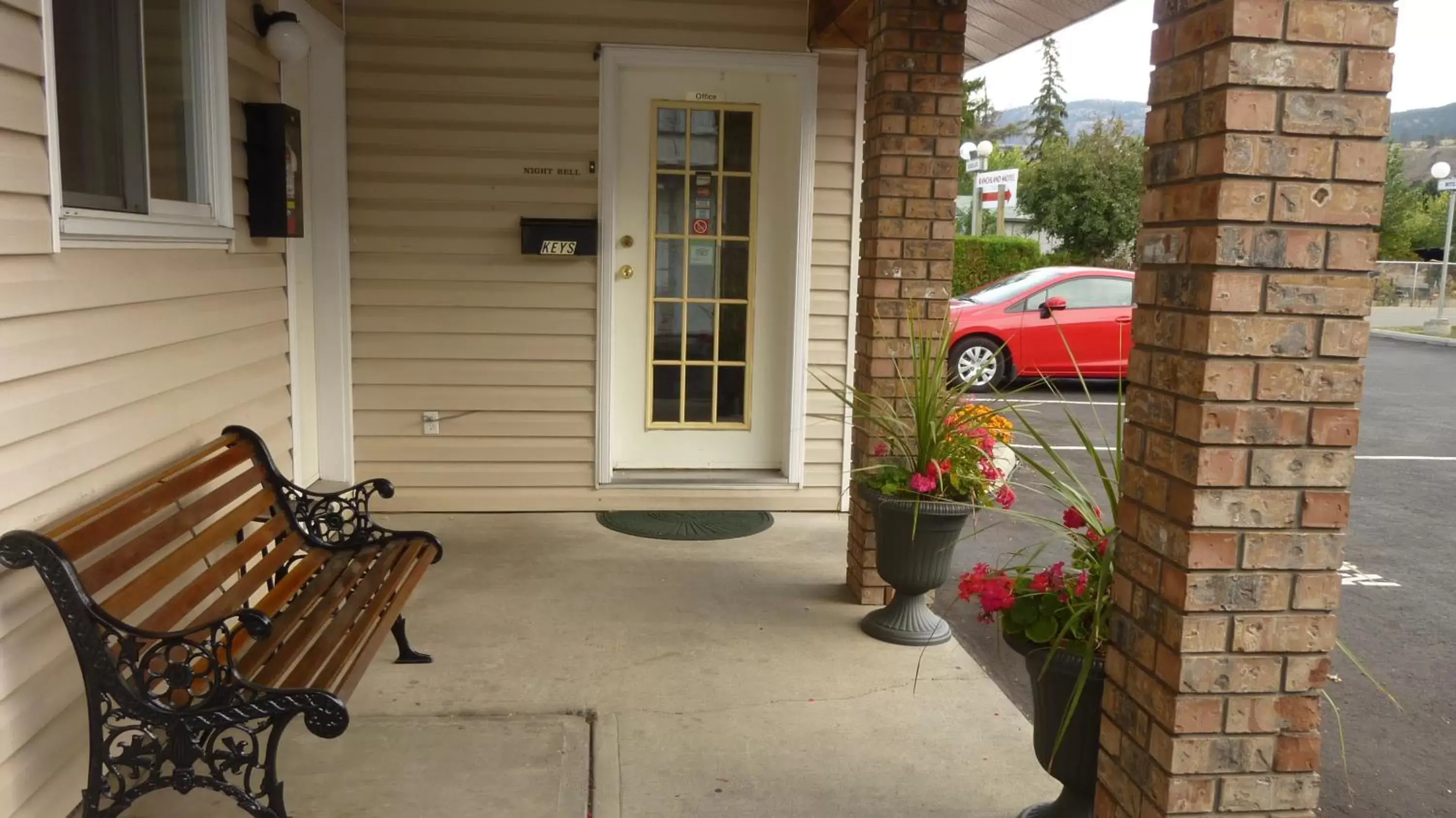 Facade/entrance in The Ranchland Inn Kamloops