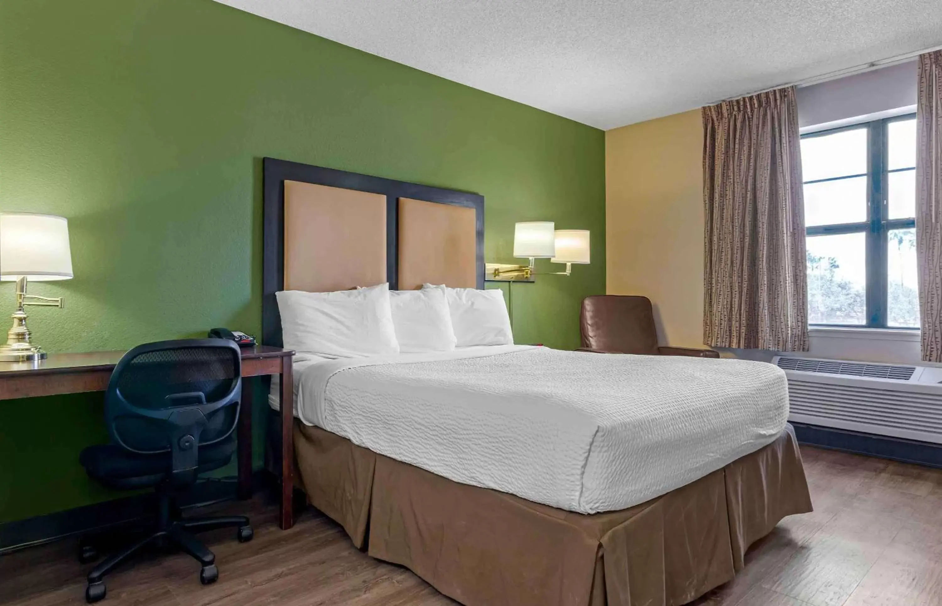 Bedroom, Bed in Extended Stay America Suites - Phoenix - Peoria