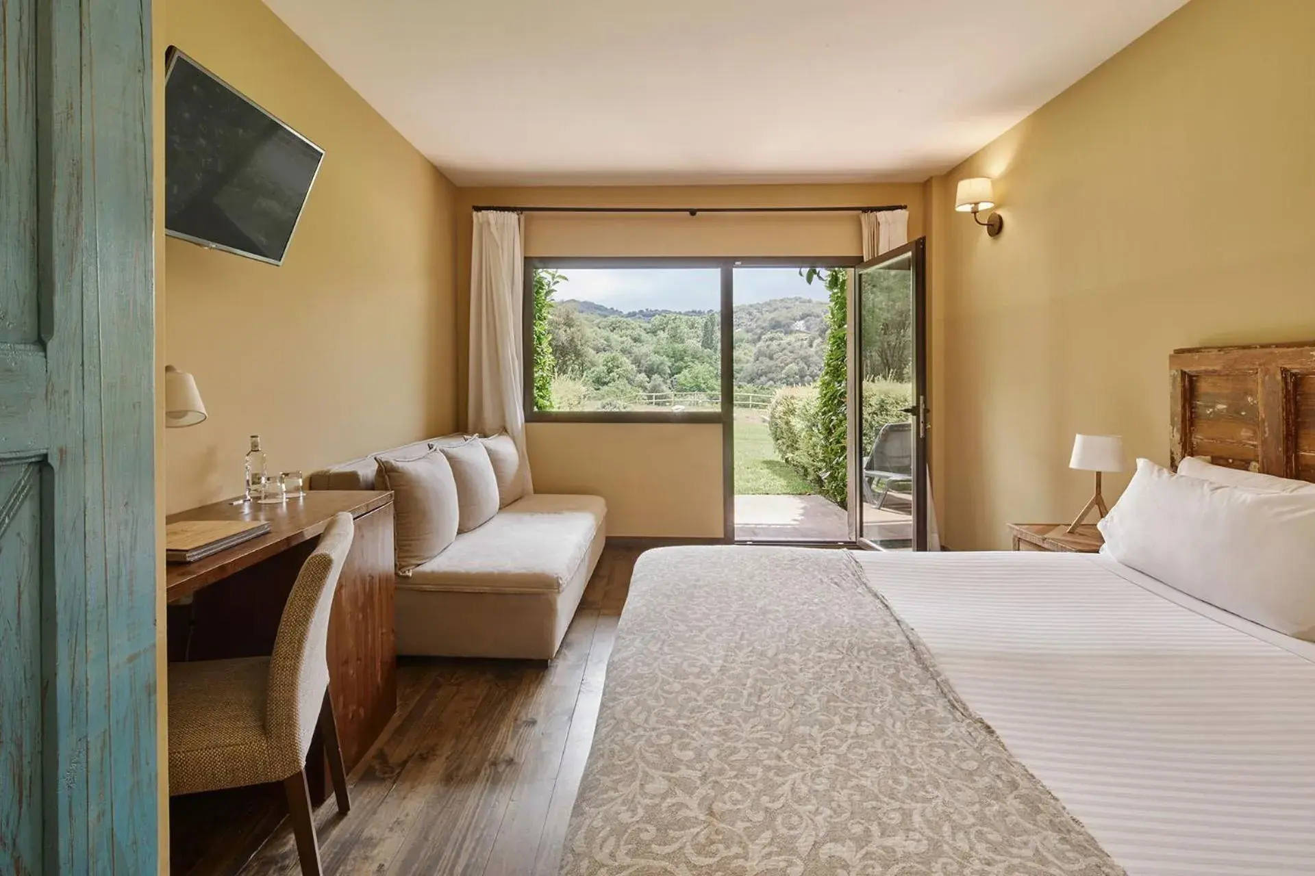 Superior Double Room With Garden in Mas Salagros EcoResort & SPA Superior Double Room With Garden in Mas Salagros EcoResort & SPA