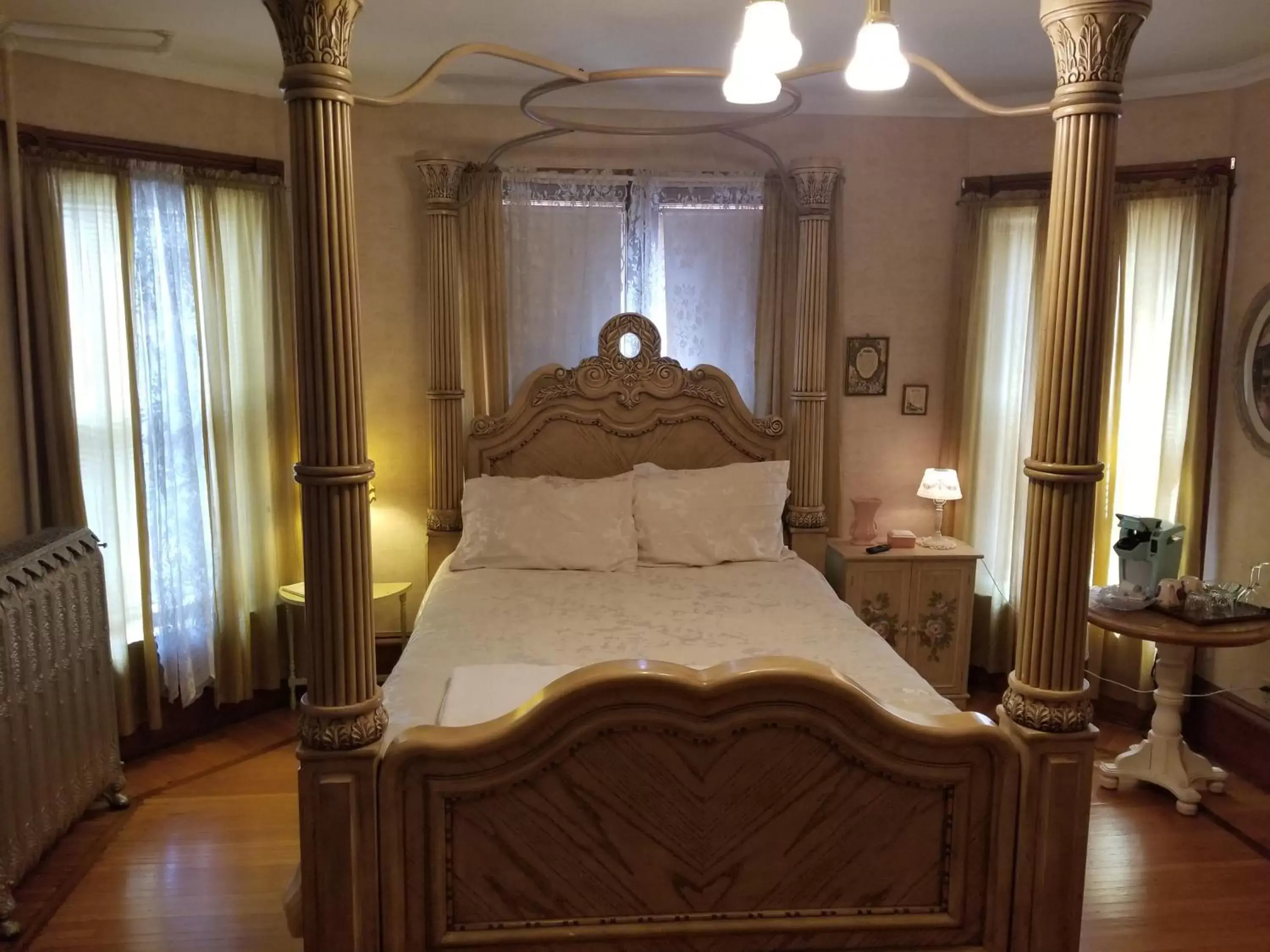 Bed, Room Photo in Historic Victorian Inn