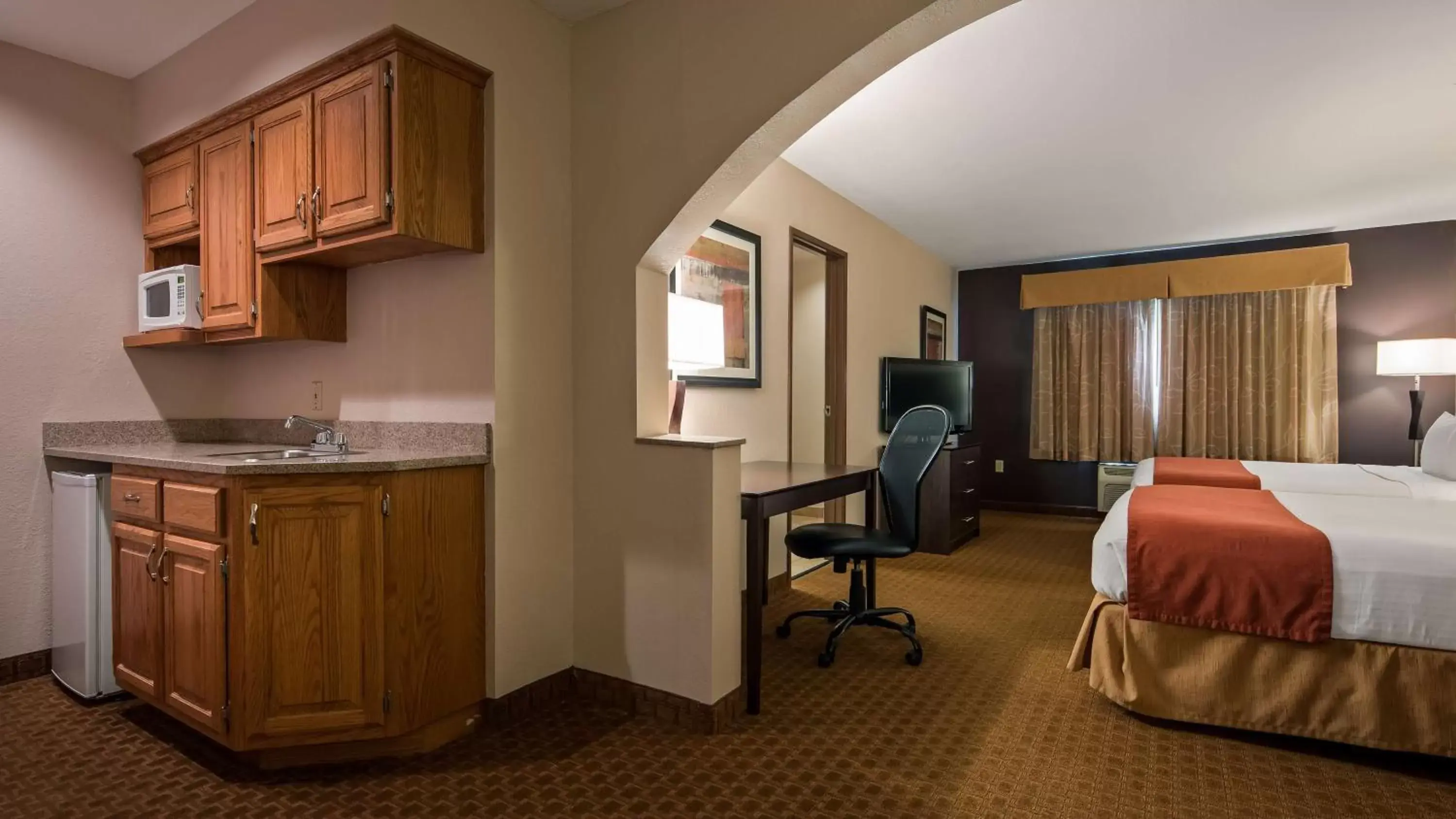 Photo of the whole room, Kitchen/Kitchenette in Best Western Flora Inn