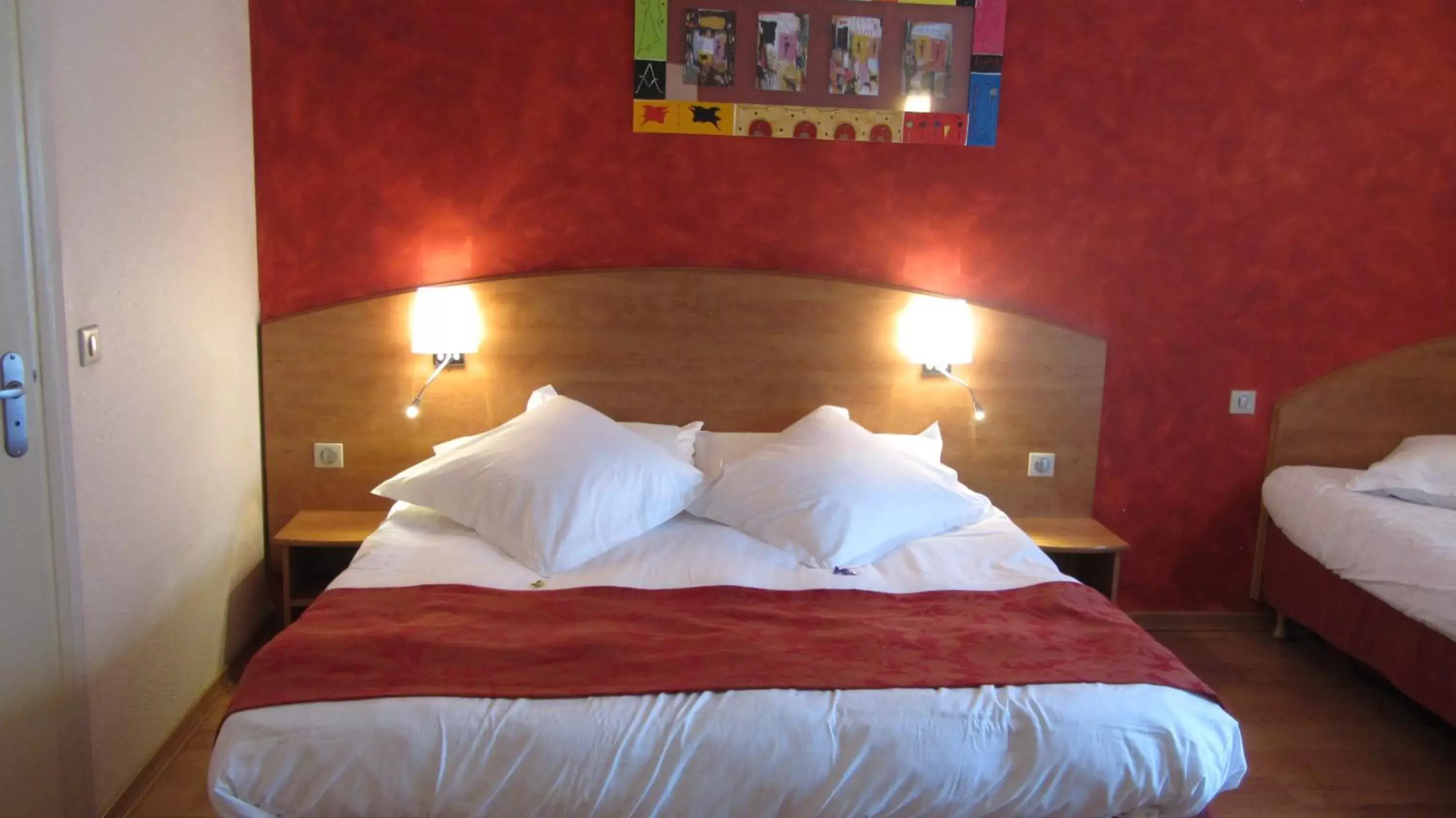 Bed in Kyriad Nîmes Ouest A9