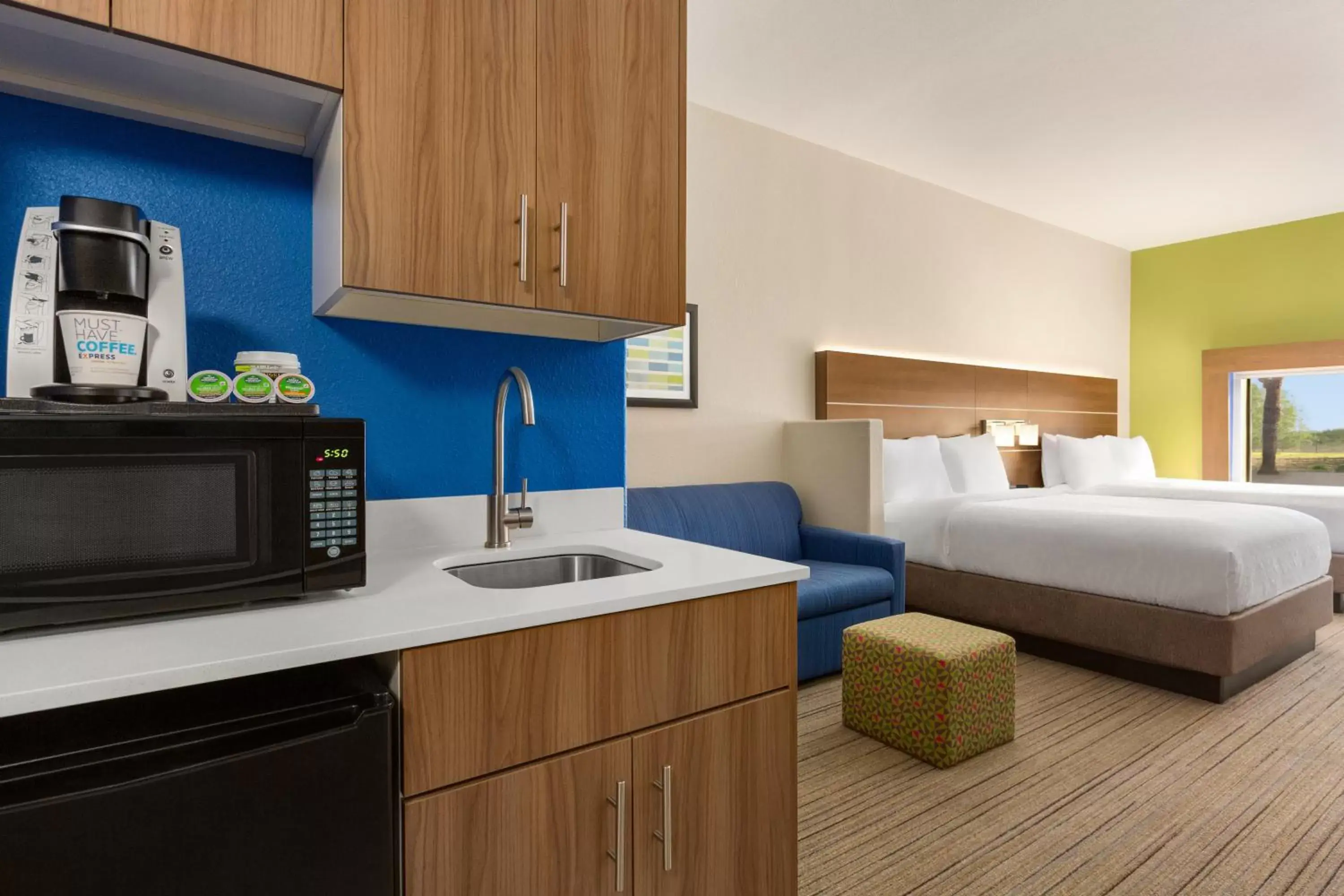 Bedroom, Kitchen/Kitchenette in Holiday Inn Express Hotel & Suites Mission-McAllen Area, an IHG Hotel