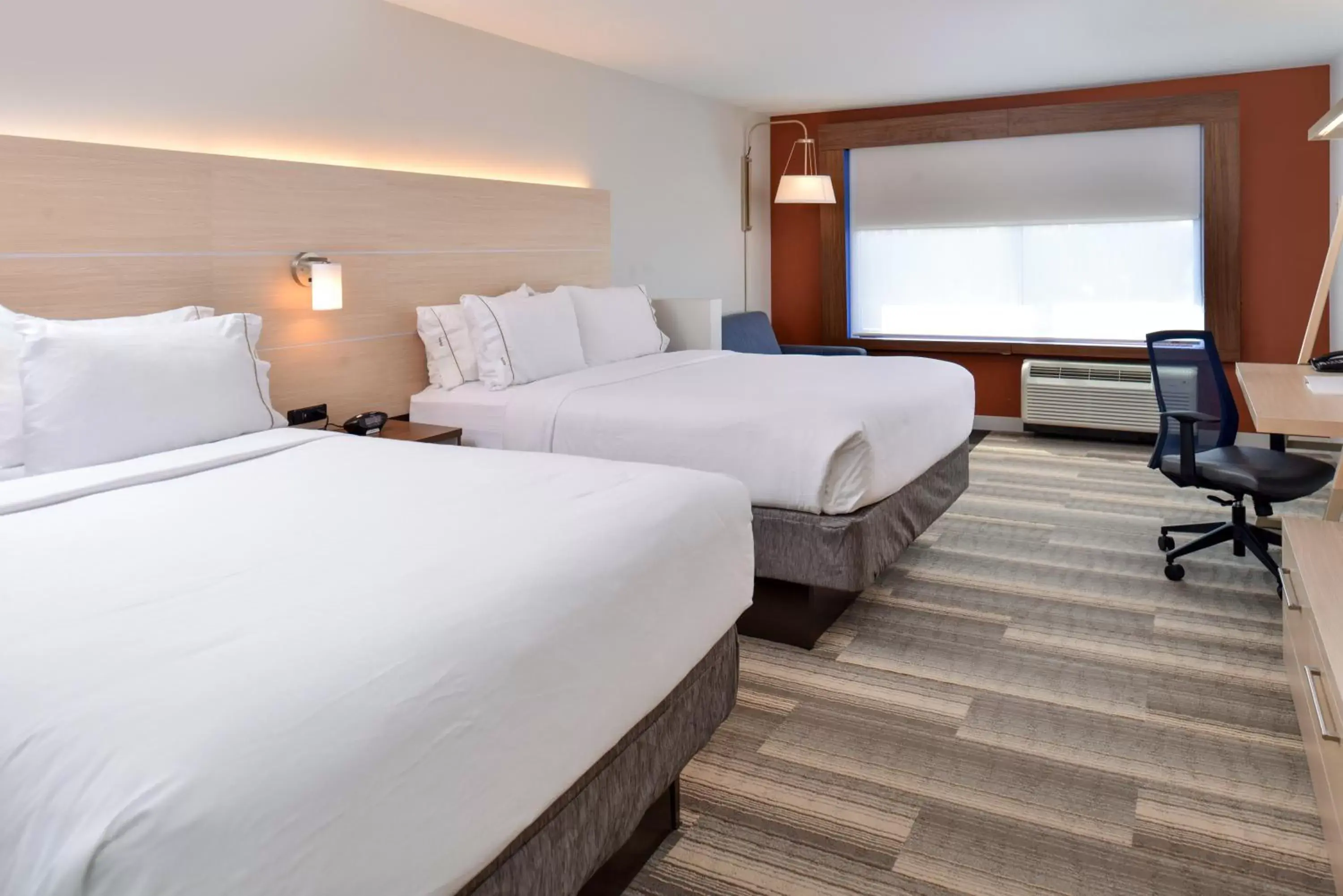 Bedroom, Bed in Holiday Inn Express & Suites Farmington Hills - Detroit, an IHG Hotel