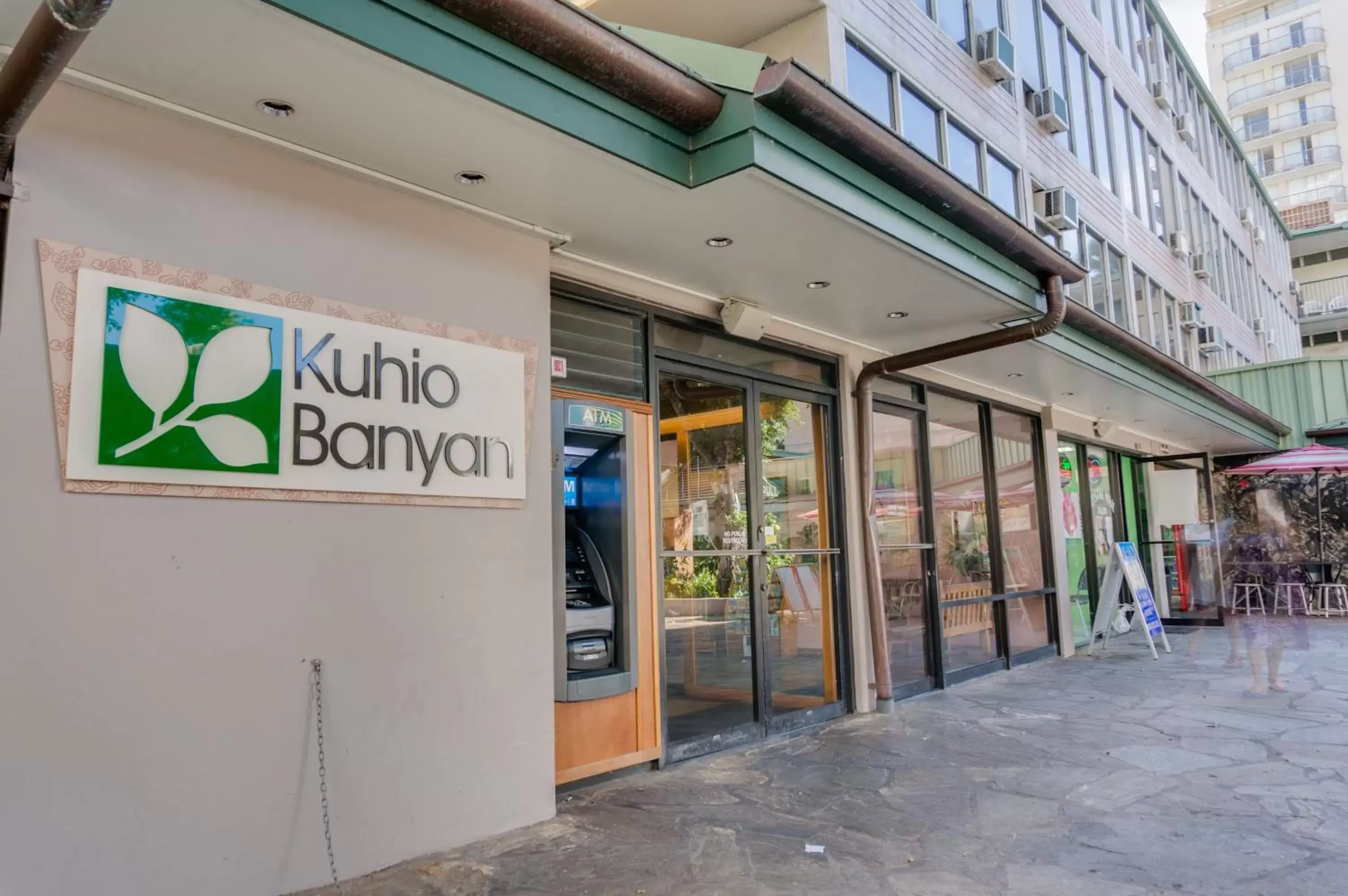 Facade/entrance in Kuhio Banyan Hotel (with Kitchenettes)