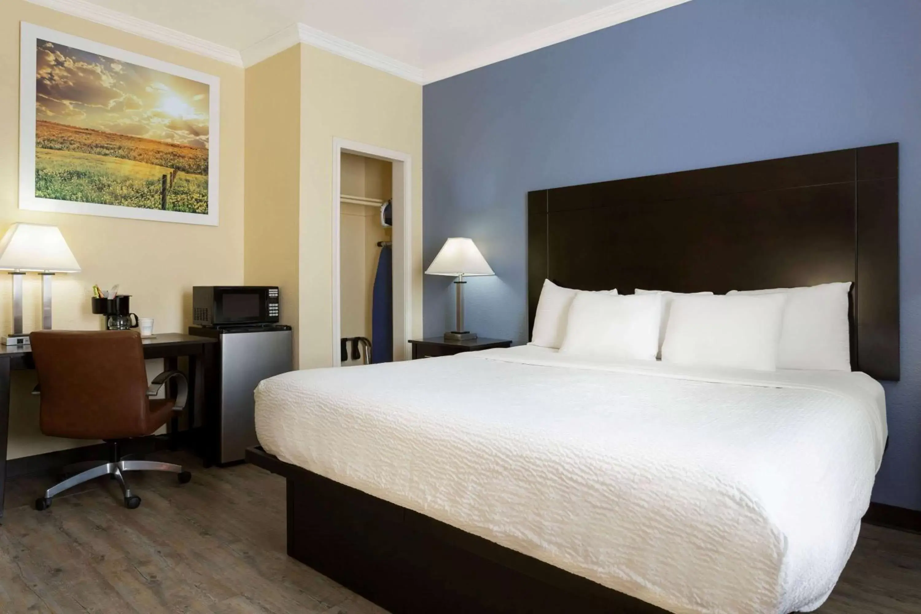 Photo of the whole room, Bed in Days Inn & Suites by Wyndham DFW Airport South-Euless