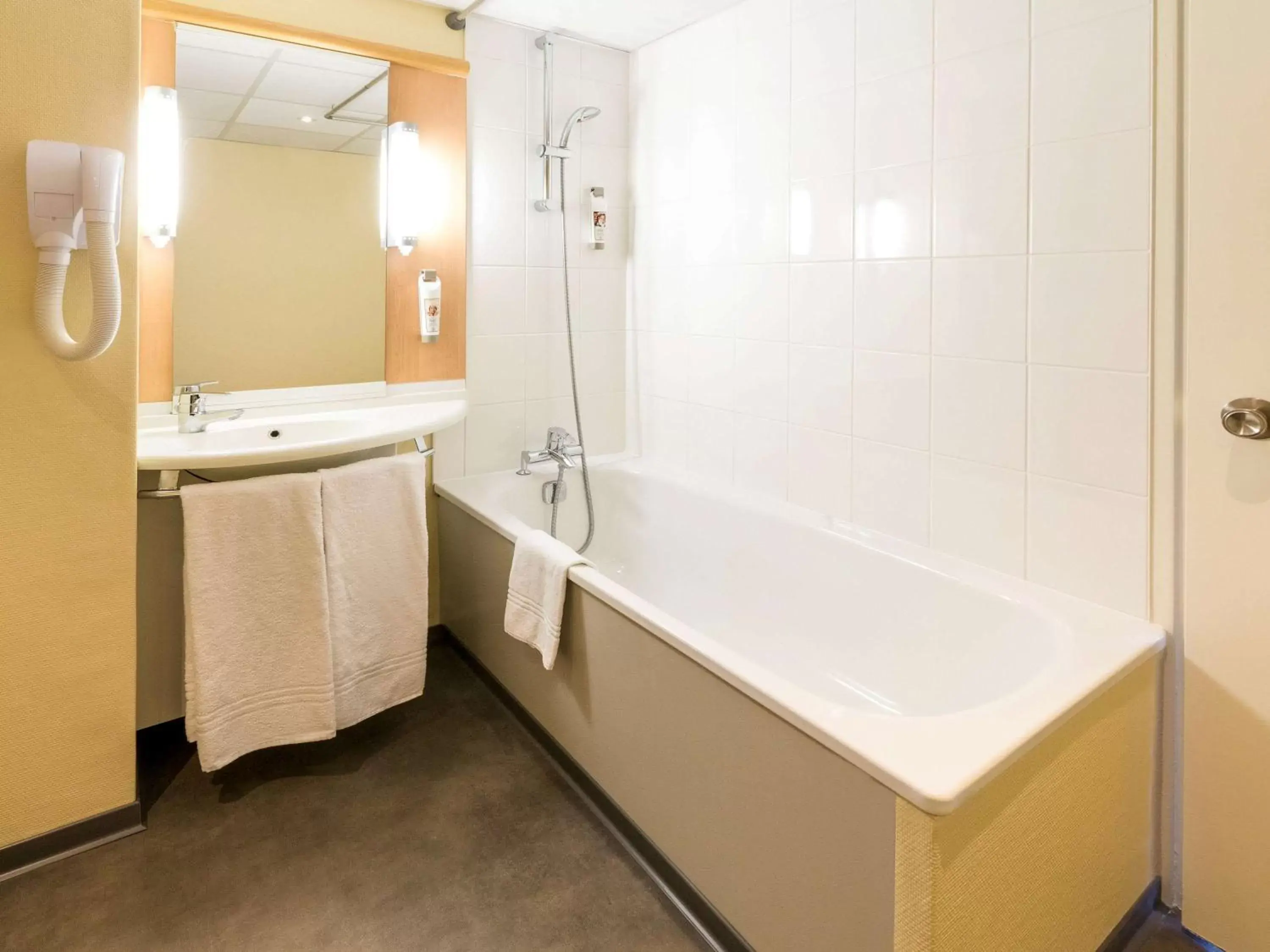 Photo of the whole room, Bathroom in ibis Saint Dizier