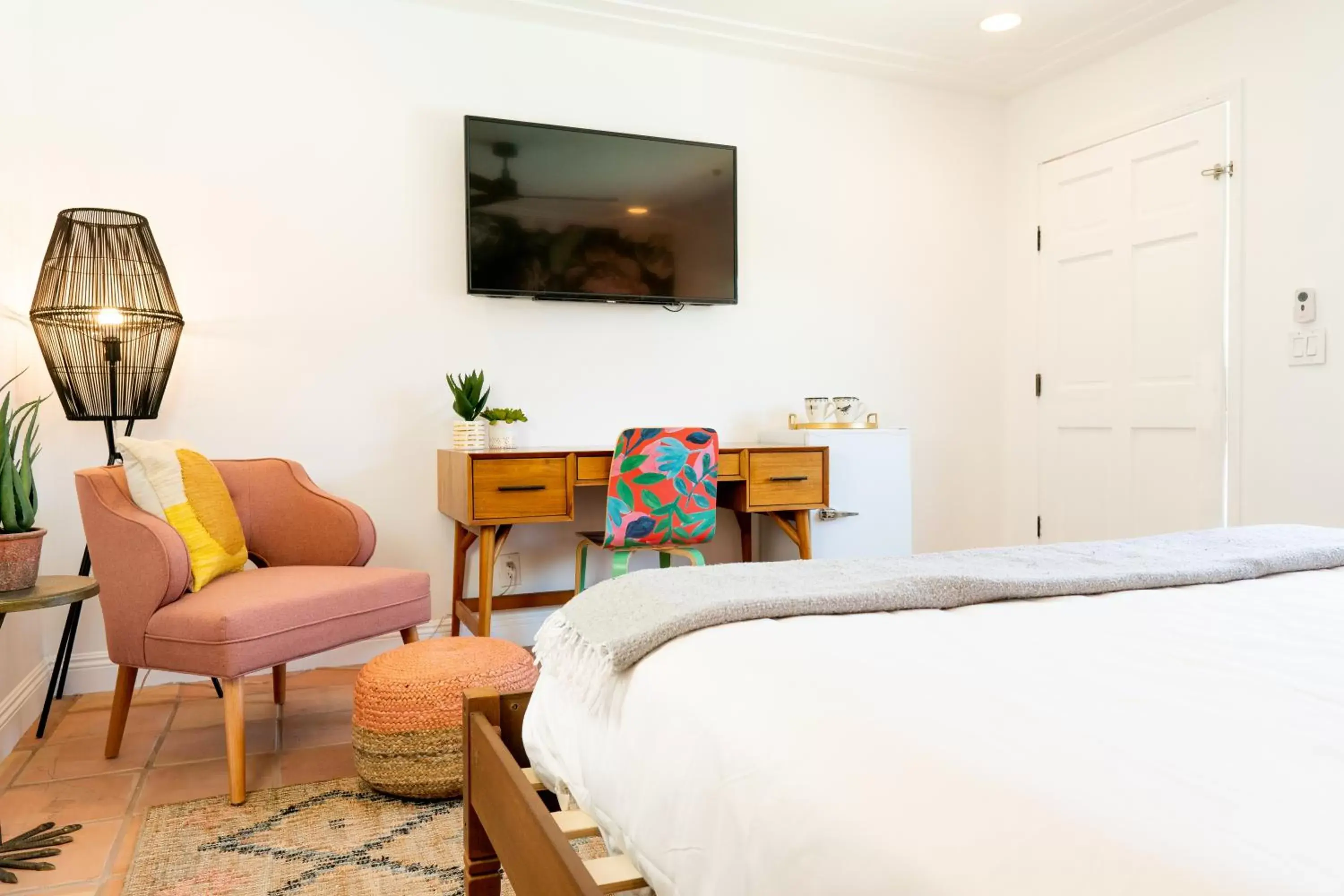 Seating area, Bed in Fleur Noire Hotel - 21 and Over Seating area, Bed in Fleur Noire Hotel - 21 and Over