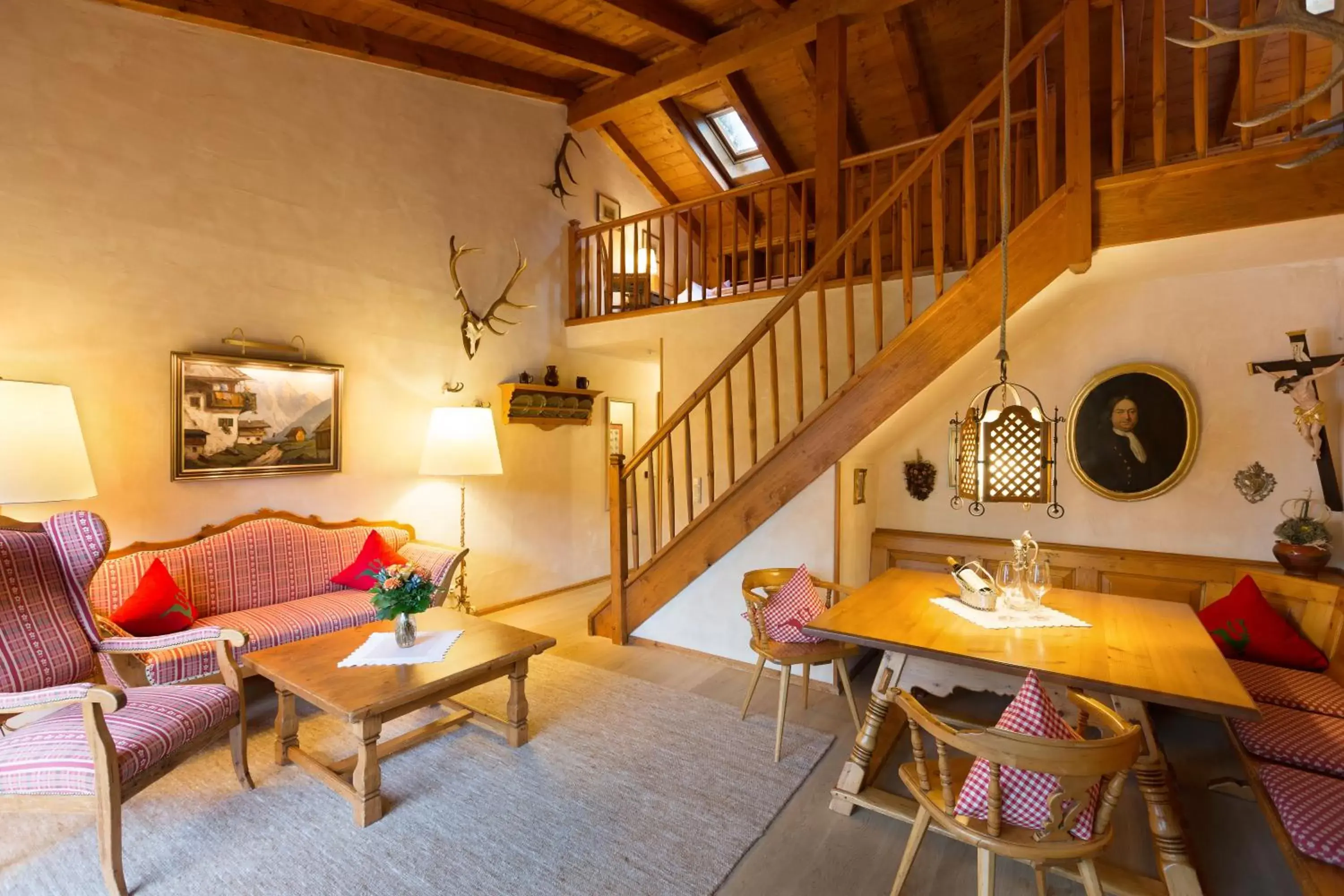 Photo of the whole room, Seating Area in Reindl's Partenkirchener Hof