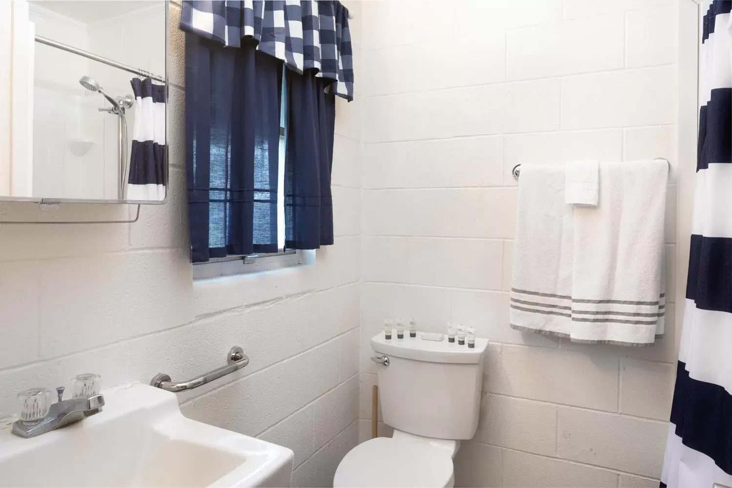 Toilet, Bathroom in Oasis Lake Buchanan