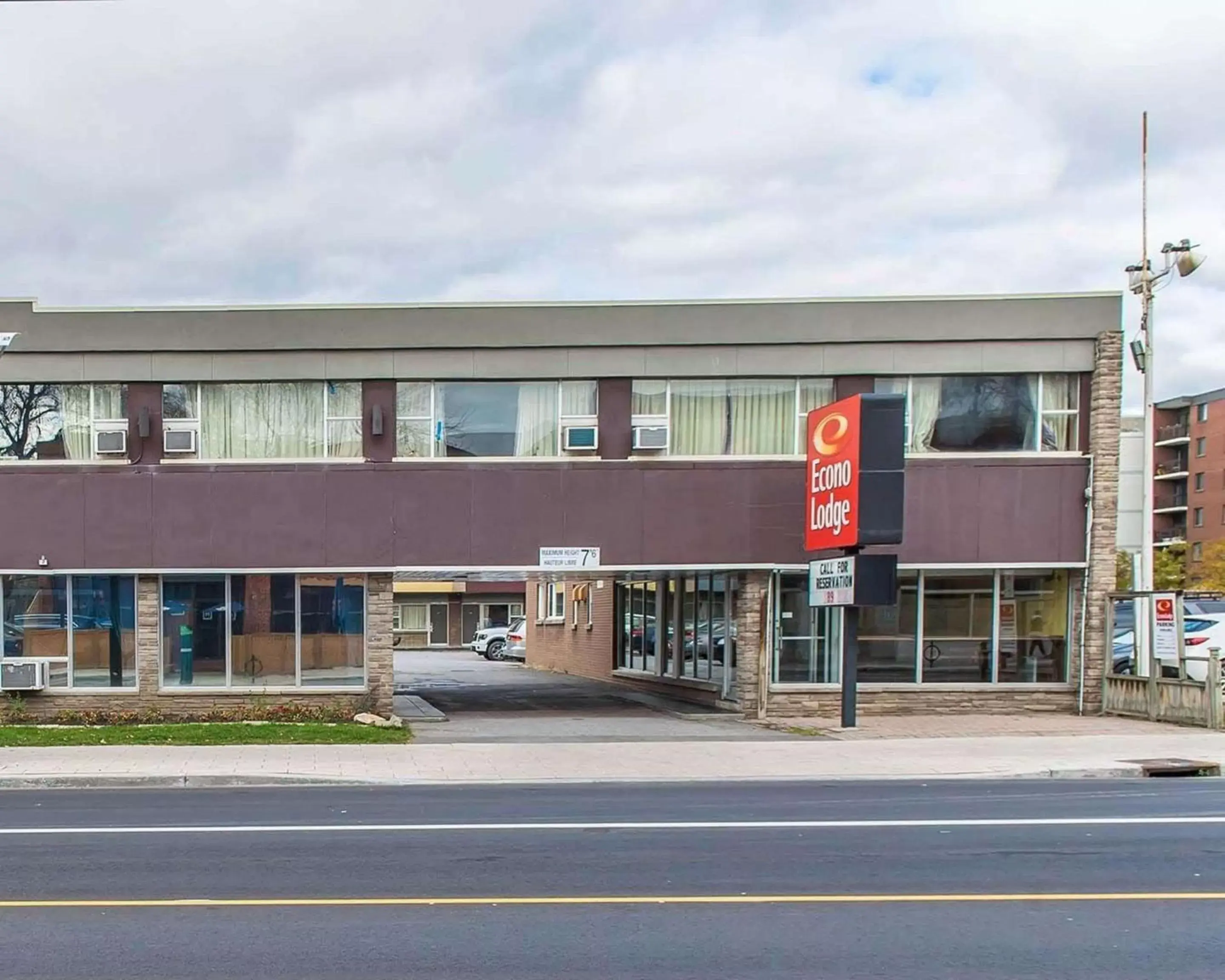 Property Building in Econo Lodge Downtown Ottawa