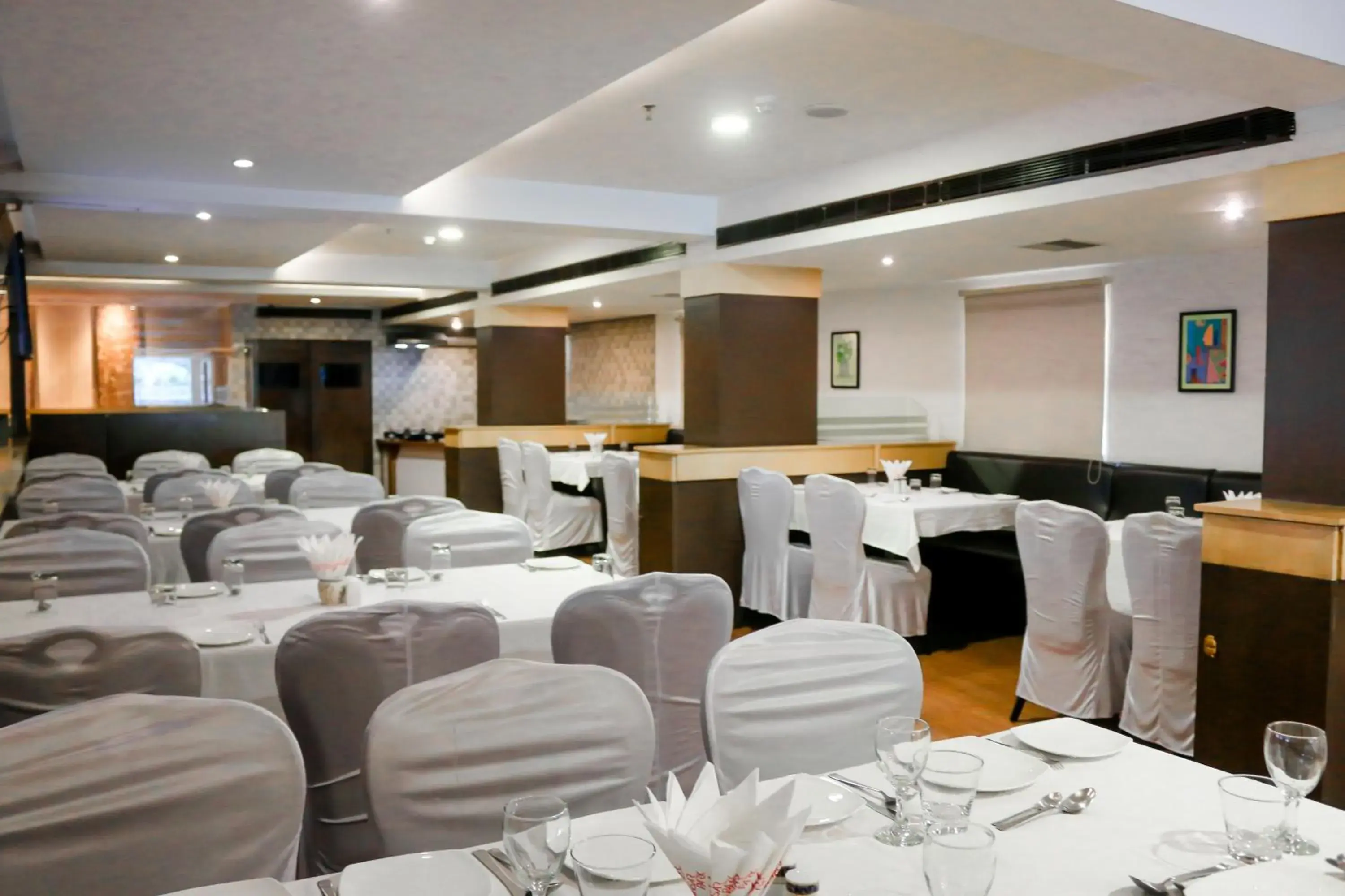 Restaurant/places to eat in Hotel Winsar Park Restaurant/places to eat in Hotel Winsar Park