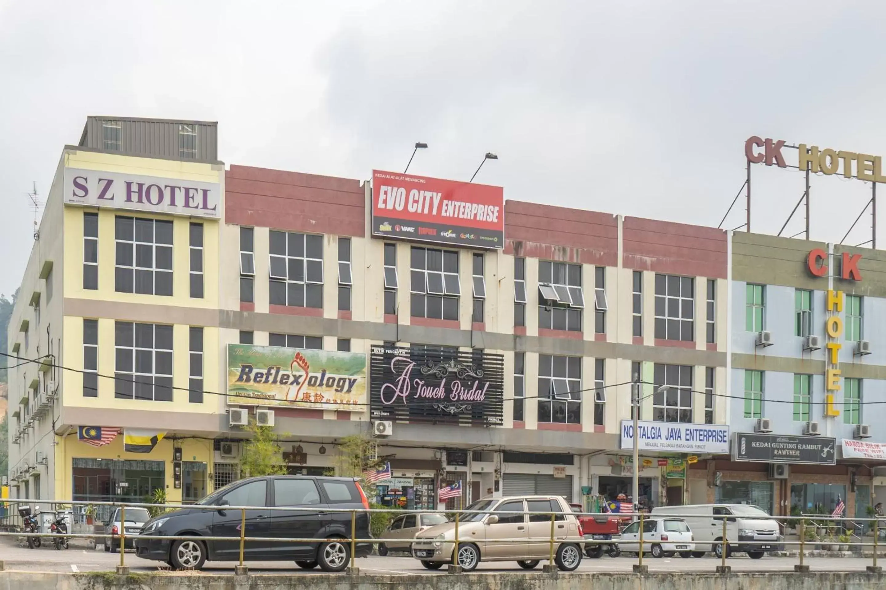 Facade/entrance, Property Building in OYO 89328 Sz Hotel