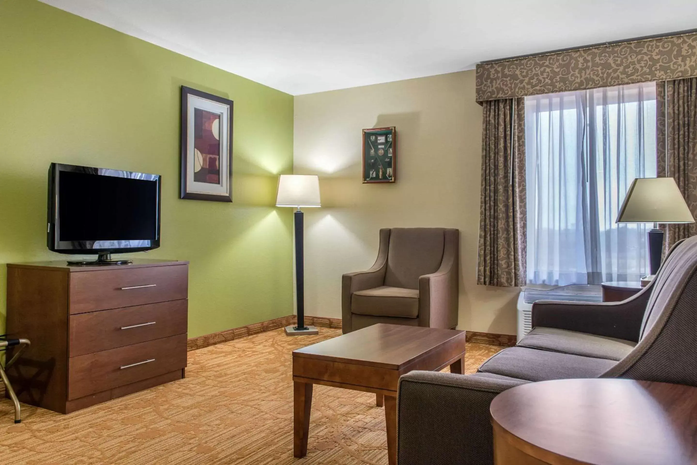 Photo of the whole room, TV/Entertainment Center in Quality Inn Jacksonville near I-72