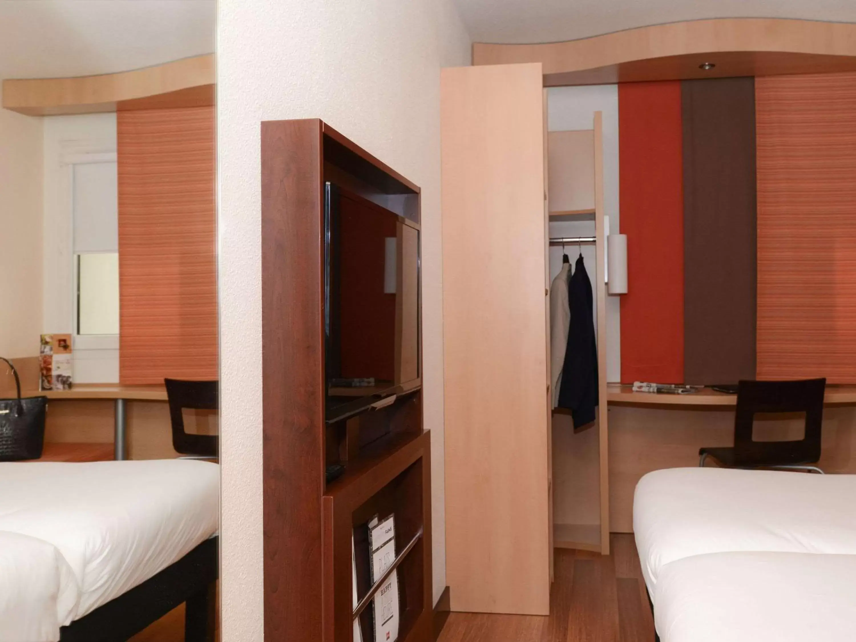 Photo of the whole room, TV/Entertainment Center in IBIS Caen Centre