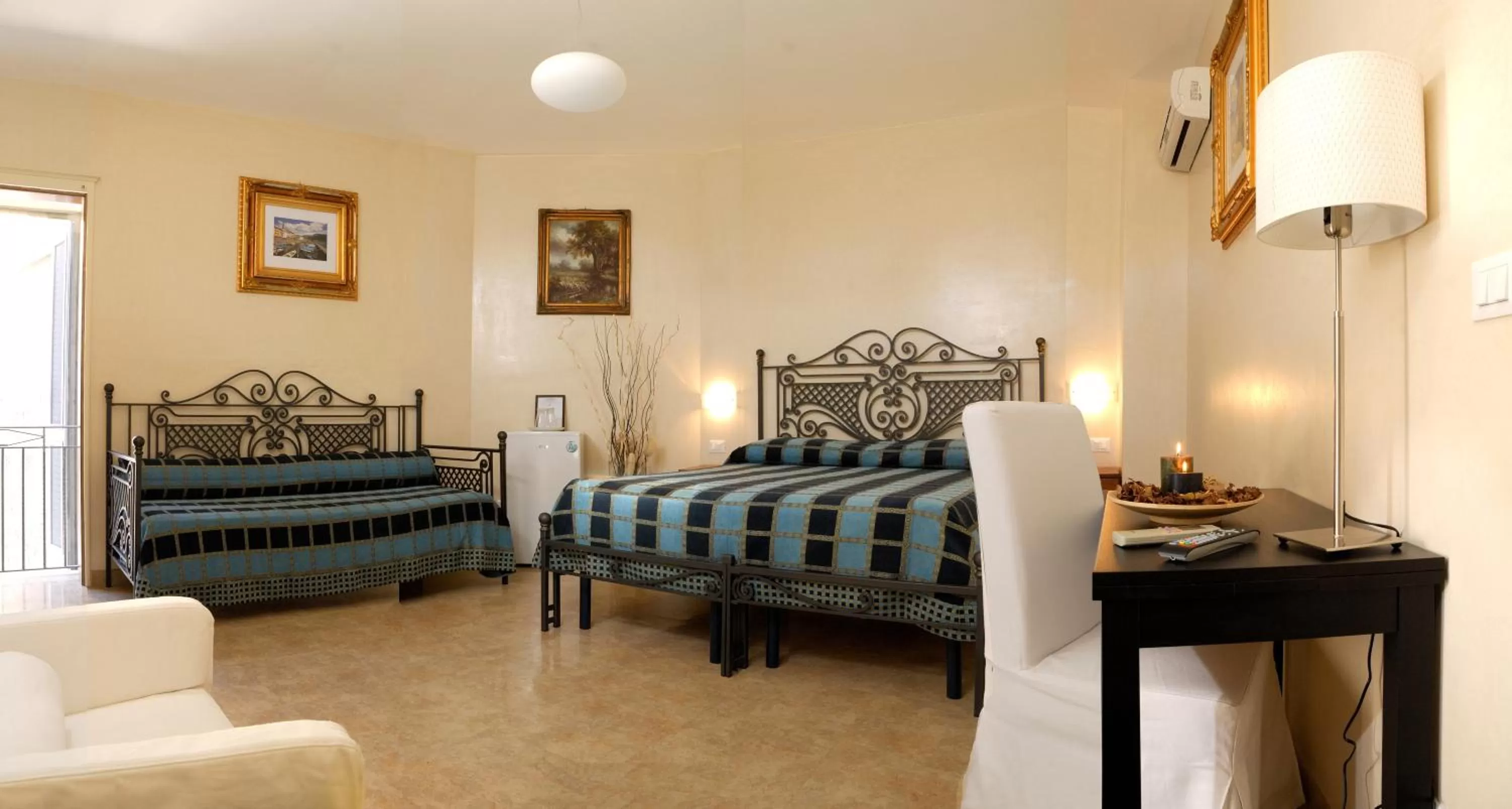 Photo of the whole room, Bed in Dimora Storica ''Casa Sicuro''