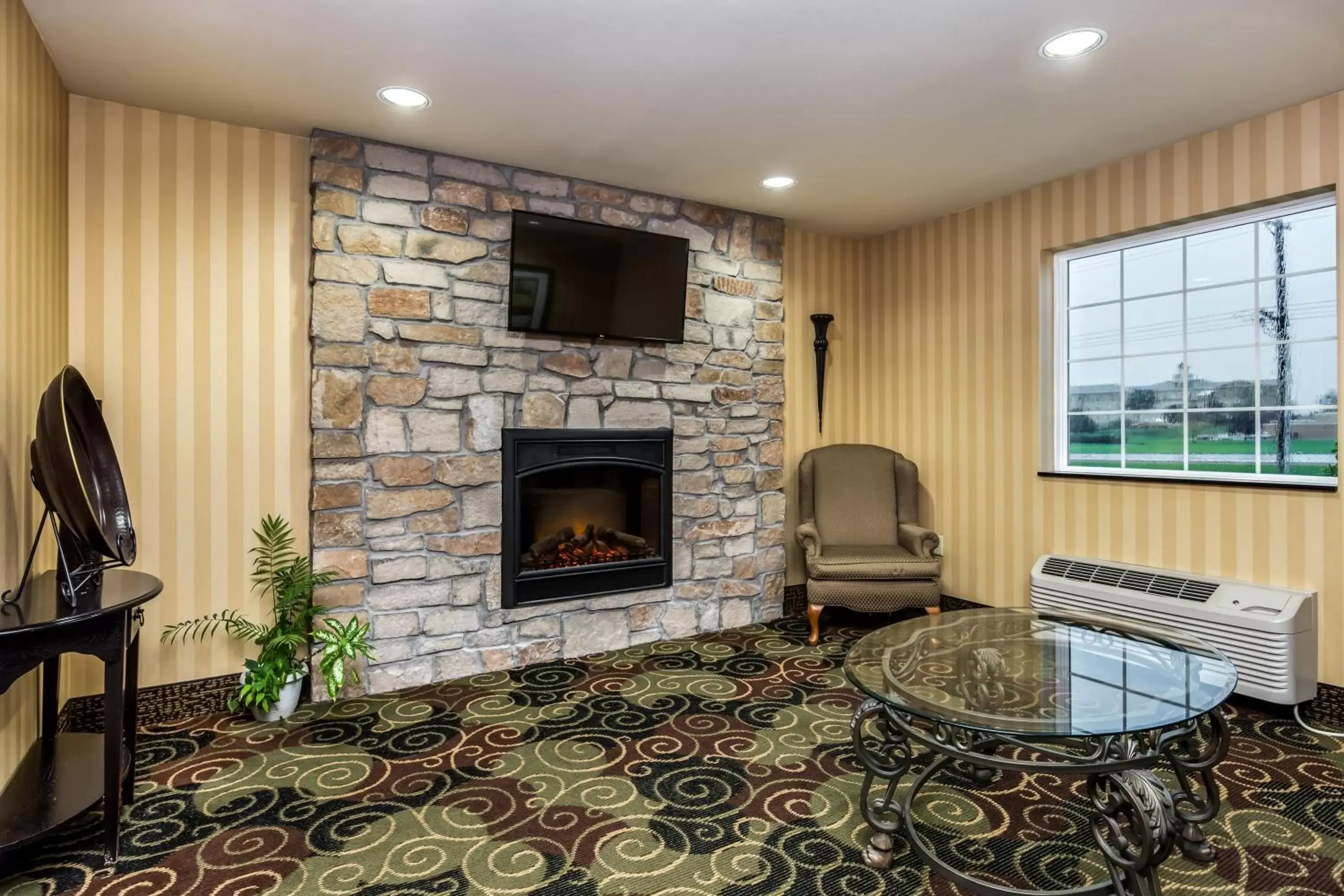 Communal lounge/ TV room, Seating Area in Cobblestone Inn & Suites - Vinton, IA