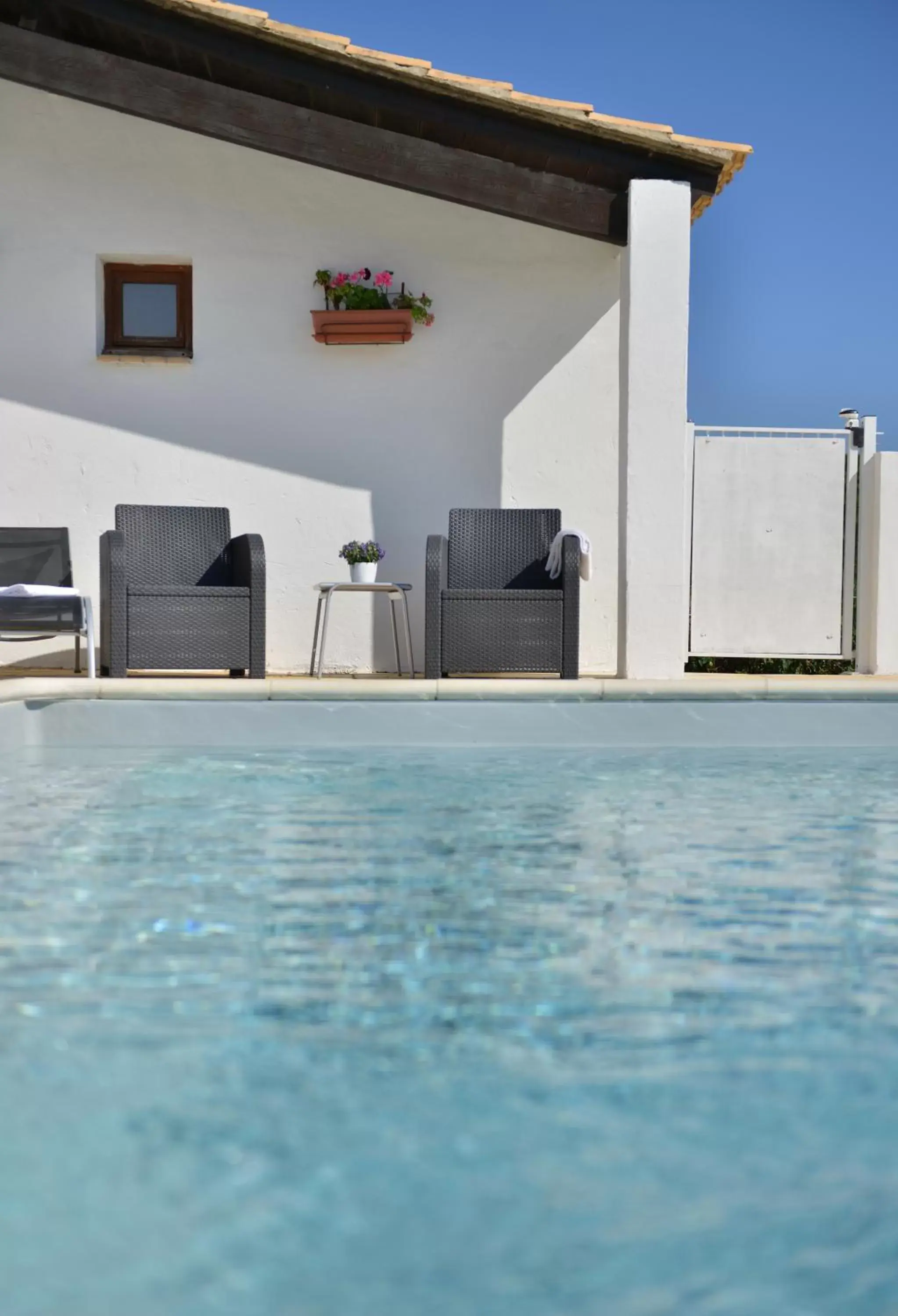 Swimming Pool in Mas de la Grenouillère Hôtel et Centre équestre en pleine nature