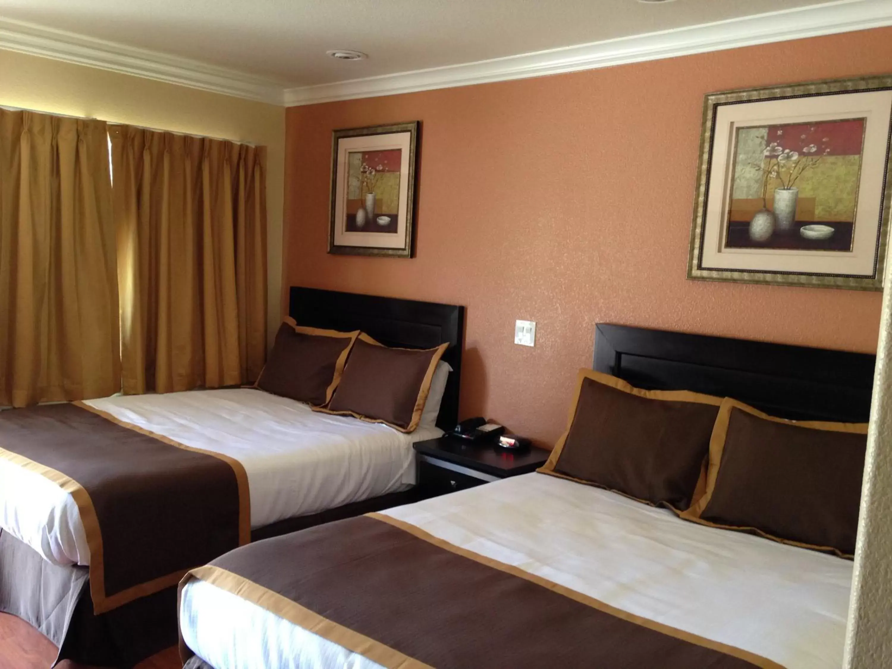 Bedroom, Bed in Monterey Surf Inn