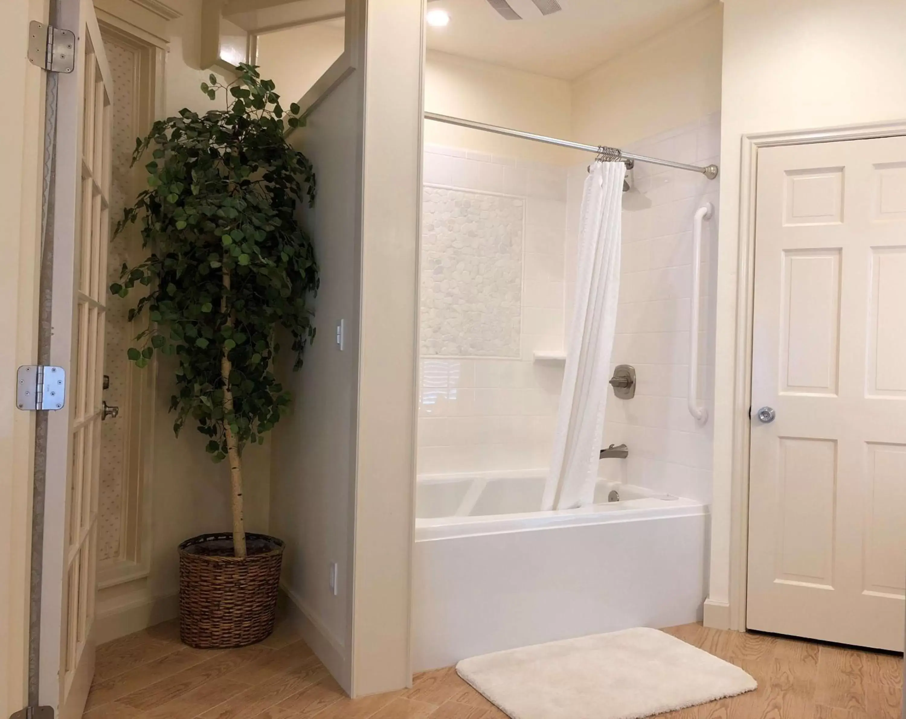 Photo of the whole room, Bathroom in Best Western Grandma's Feather Bed