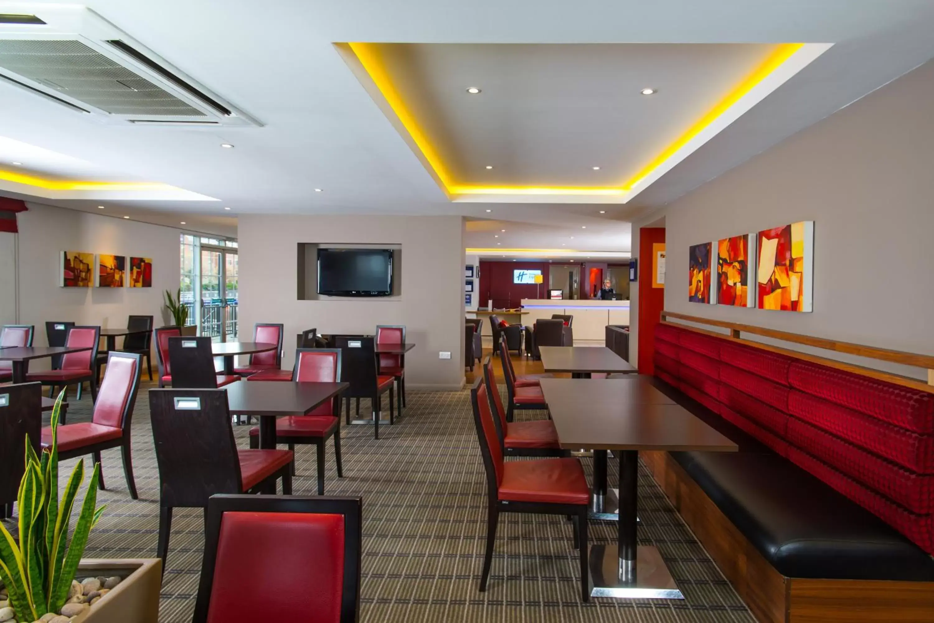 Restaurant/Places to Eat in Holiday Inn Express Manchester - Salford Quays, an IHG Hotel