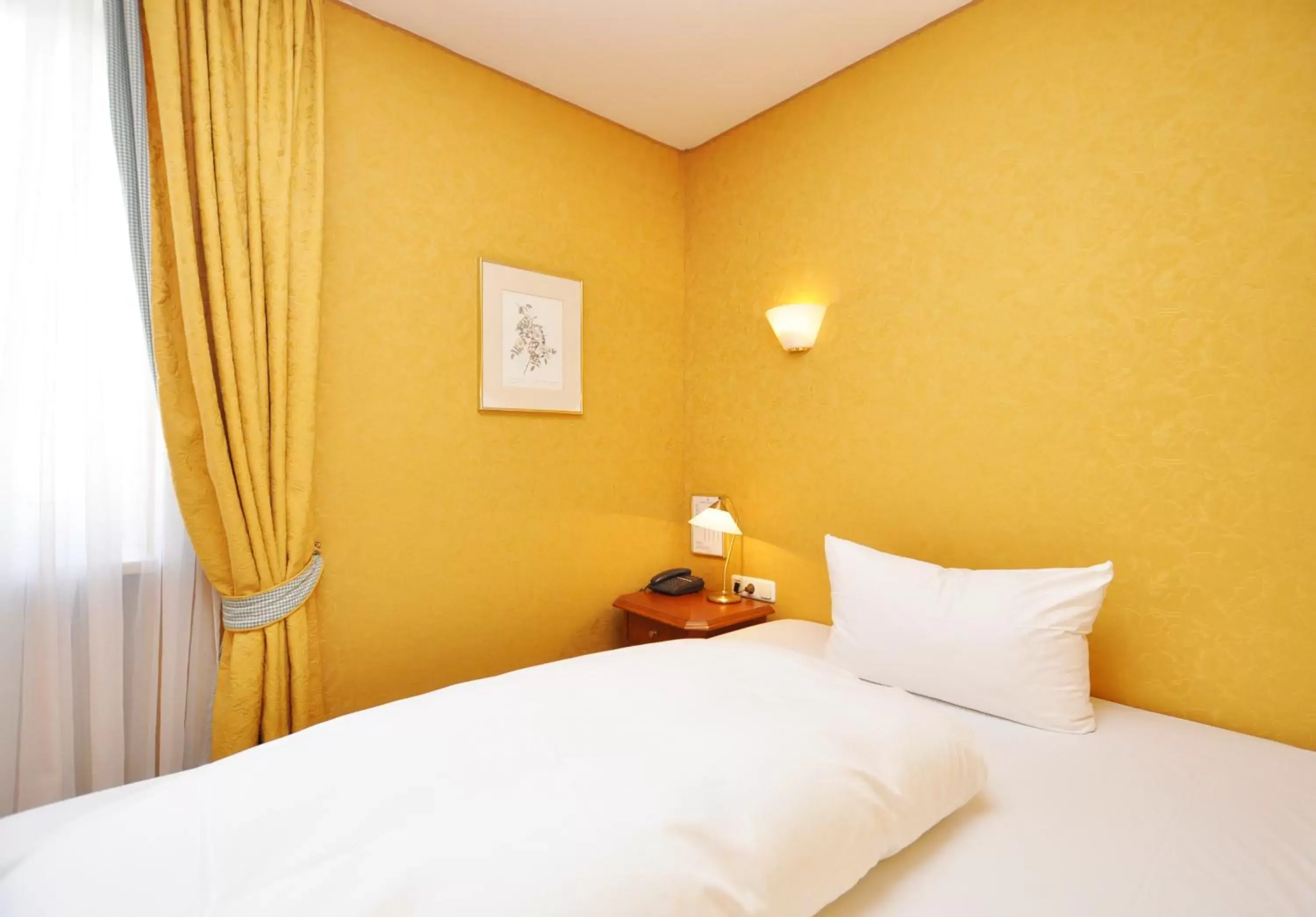 Single Room in Hotel Altmünchen by Blattl
