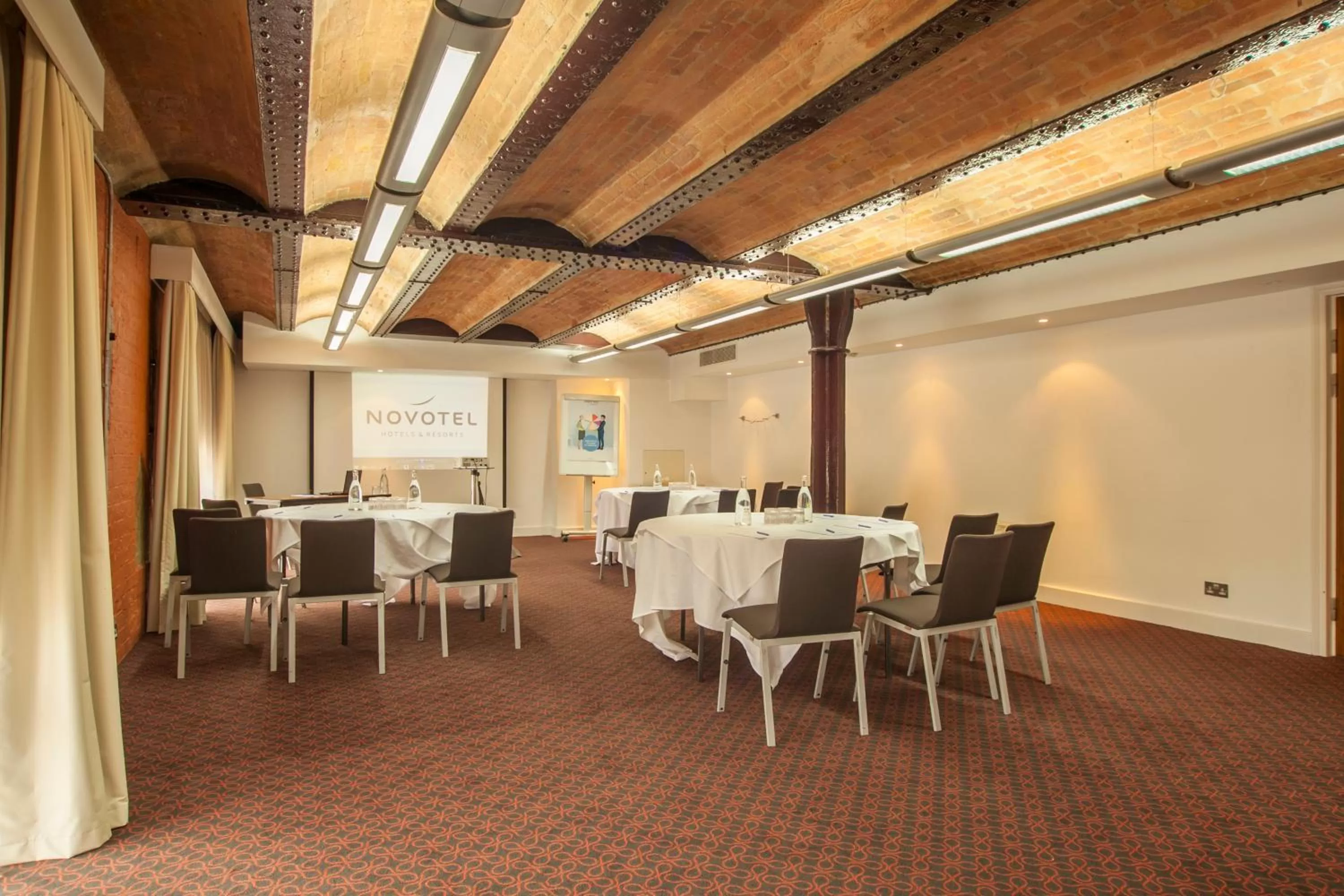 Banquet/Function facilities in Novotel Cardiff Centre