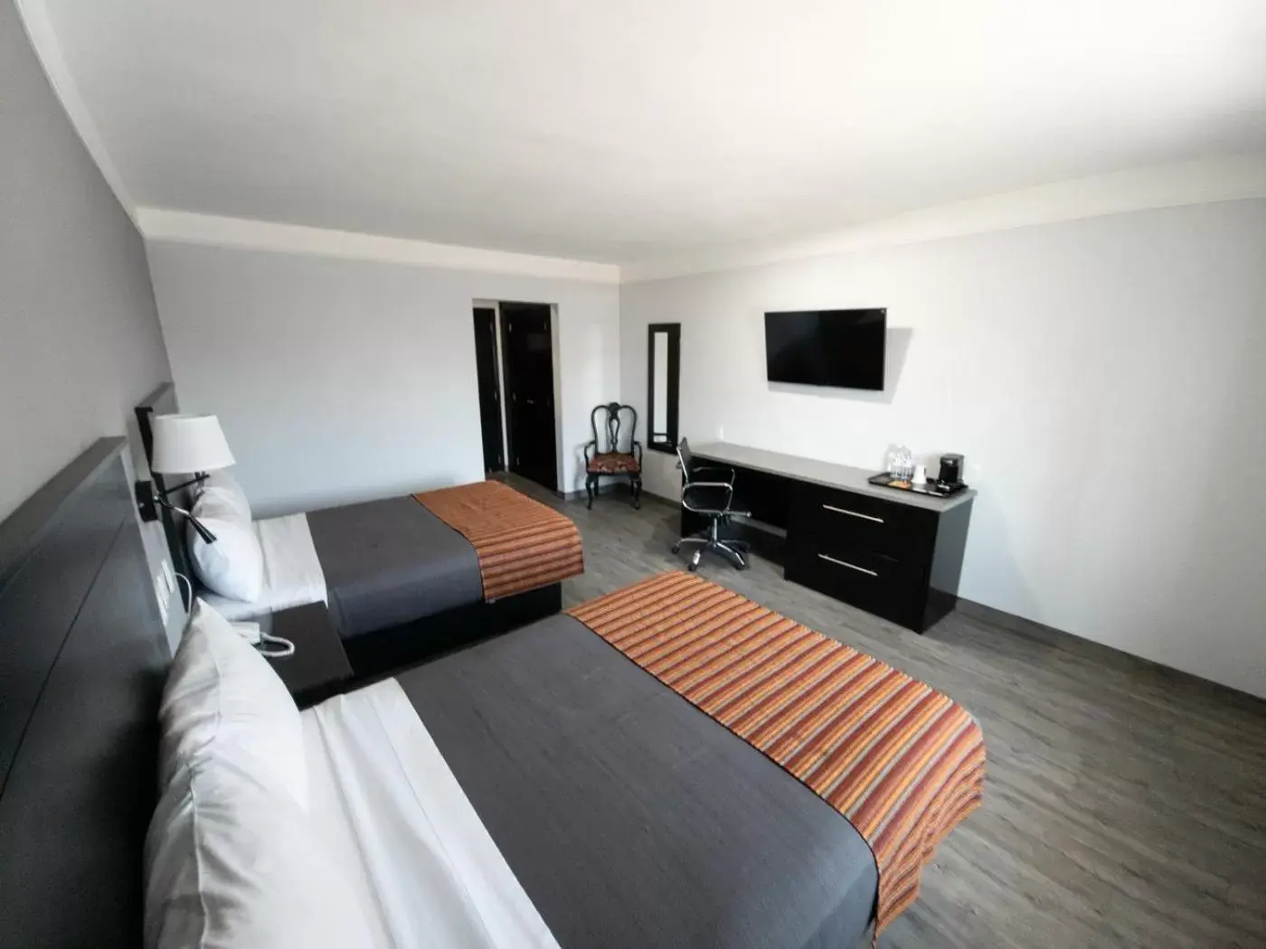 Bed, TV/Entertainment Center in Plaza Camelinas Hotel