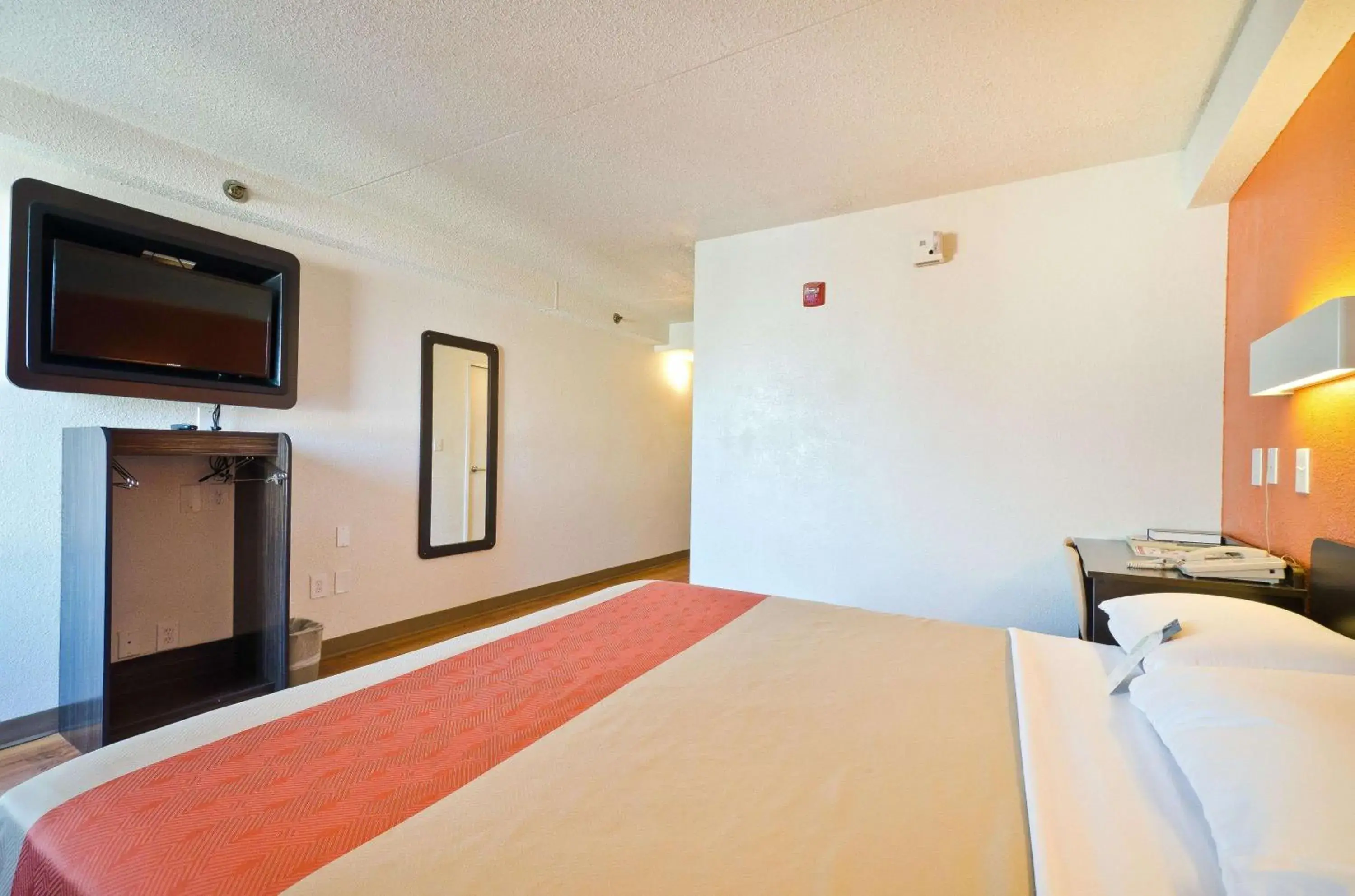 TV and multimedia, Bed in Motel 6-Springfield, DC - Washington Southwest