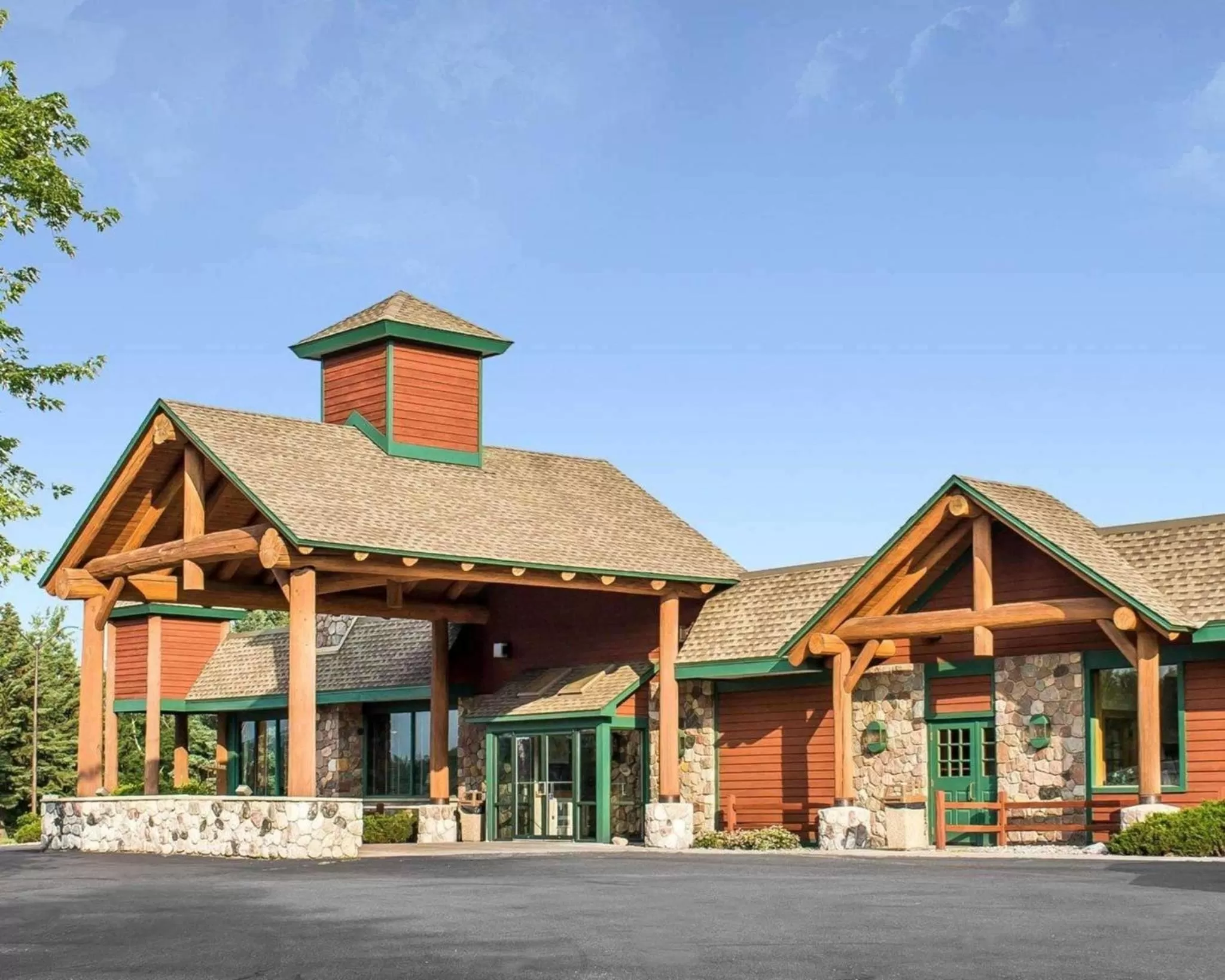 Property building in Quality Inn Rhinelander