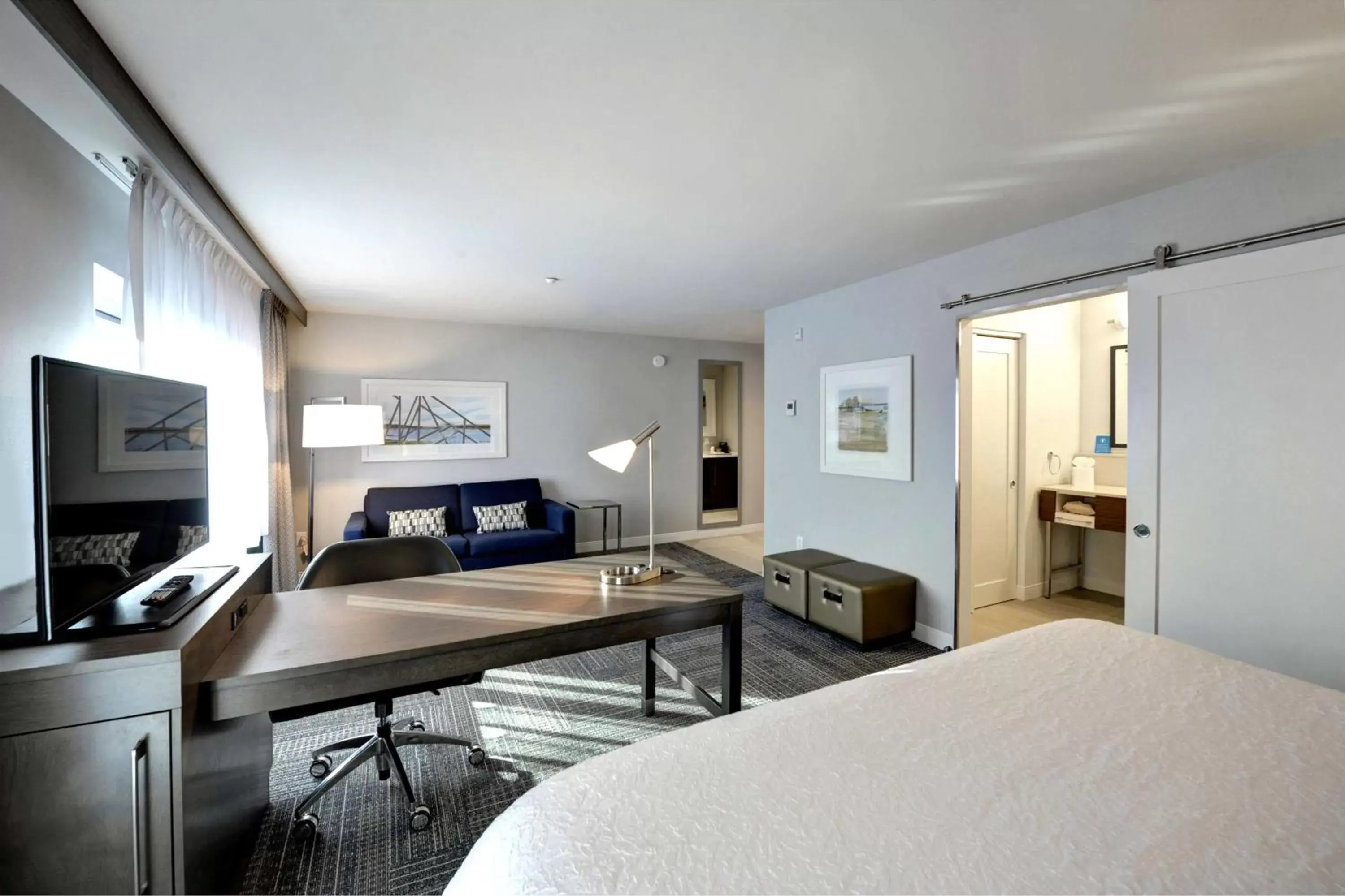 Bedroom, TV/Entertainment Center in Hampton Inn & Suites By Hilton Quebec City /Saint-Romuald