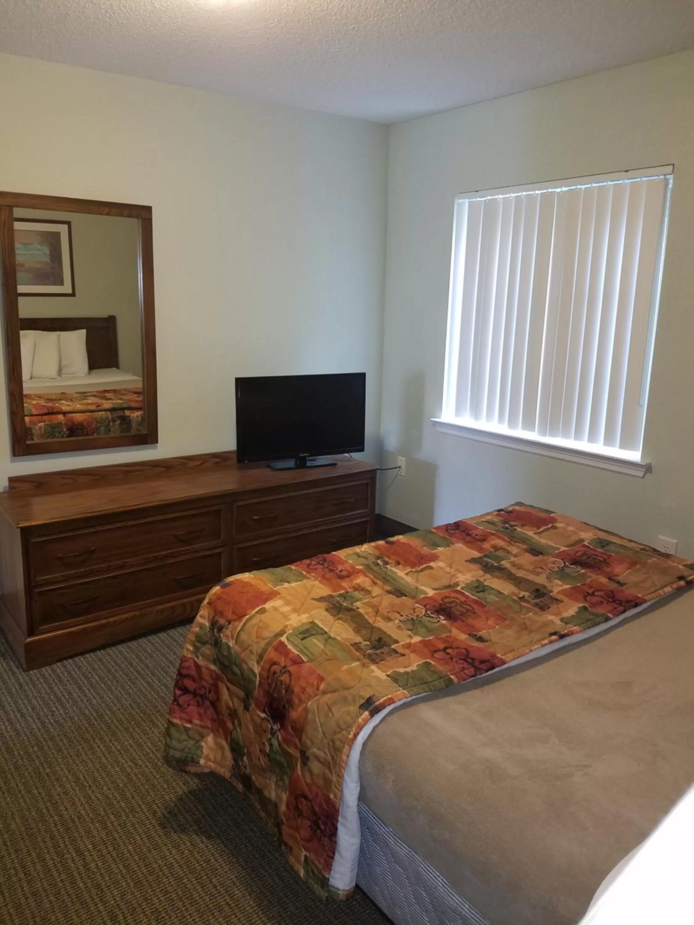 Bedroom, Bed in Affordable Suites Jacksonville