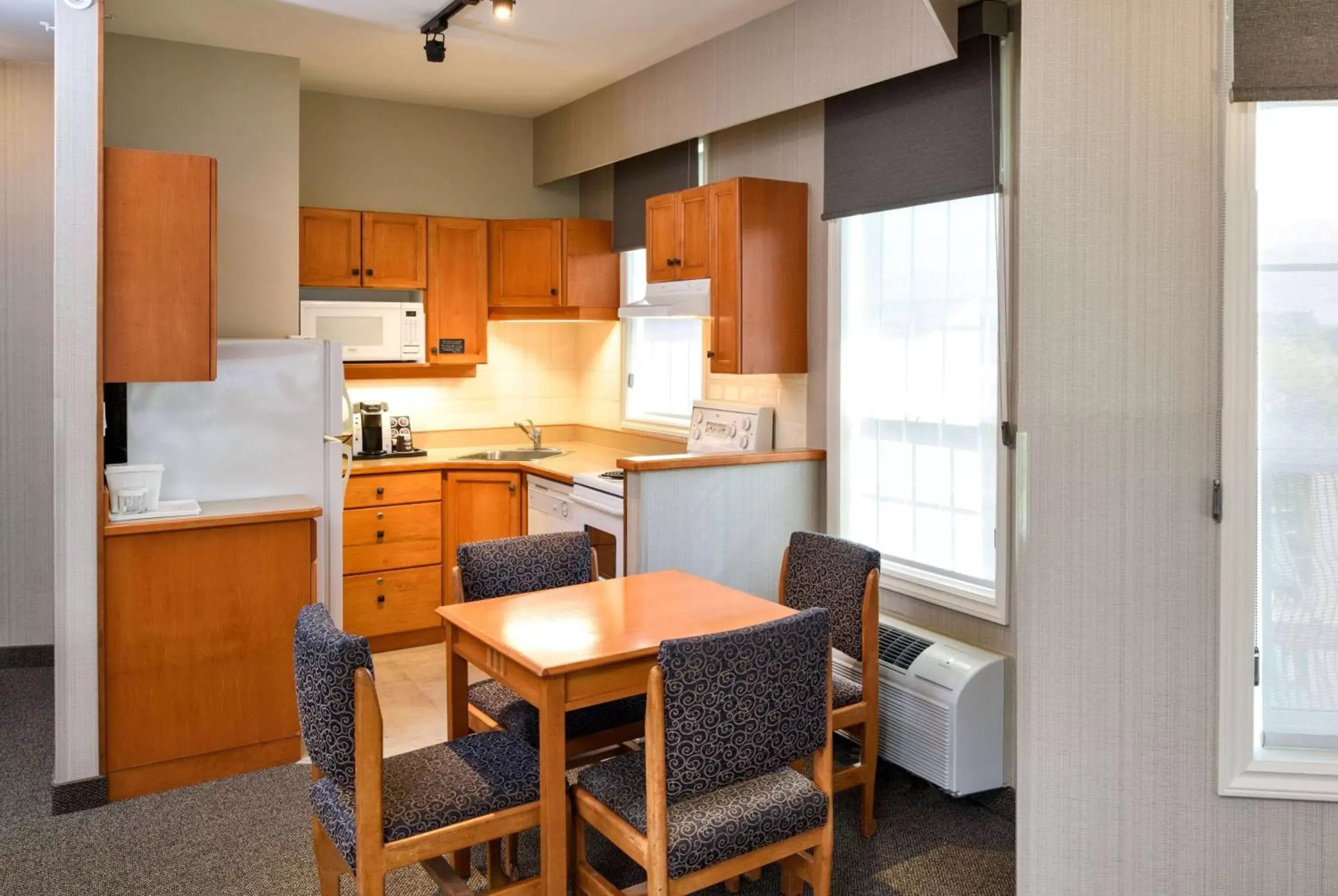 Photo of the whole room, Kitchen/Kitchenette in Ramada by Wyndham Penticton Hotel & Suites