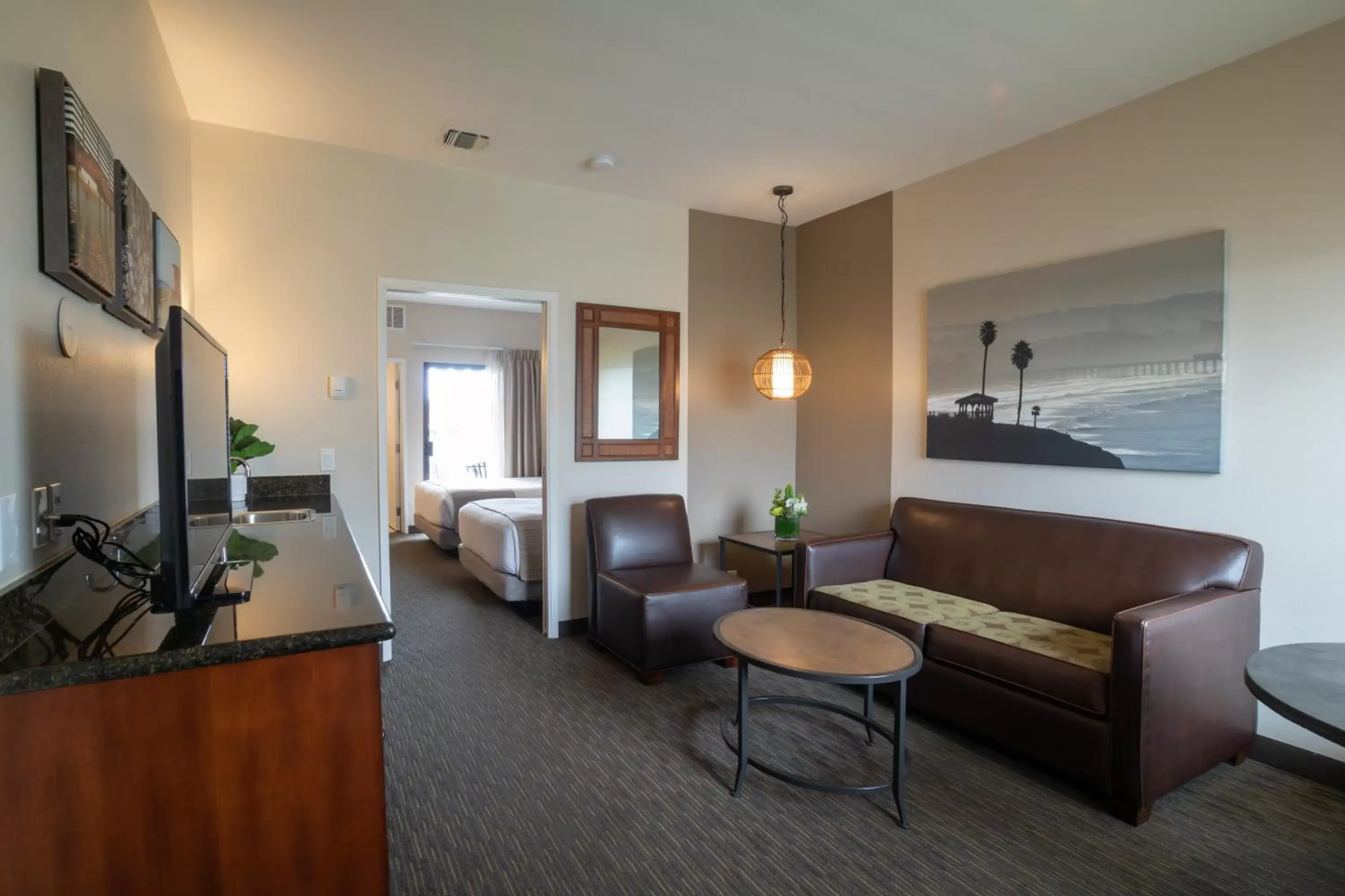 Bed, Seating Area in Oxford Suites Pismo Beach