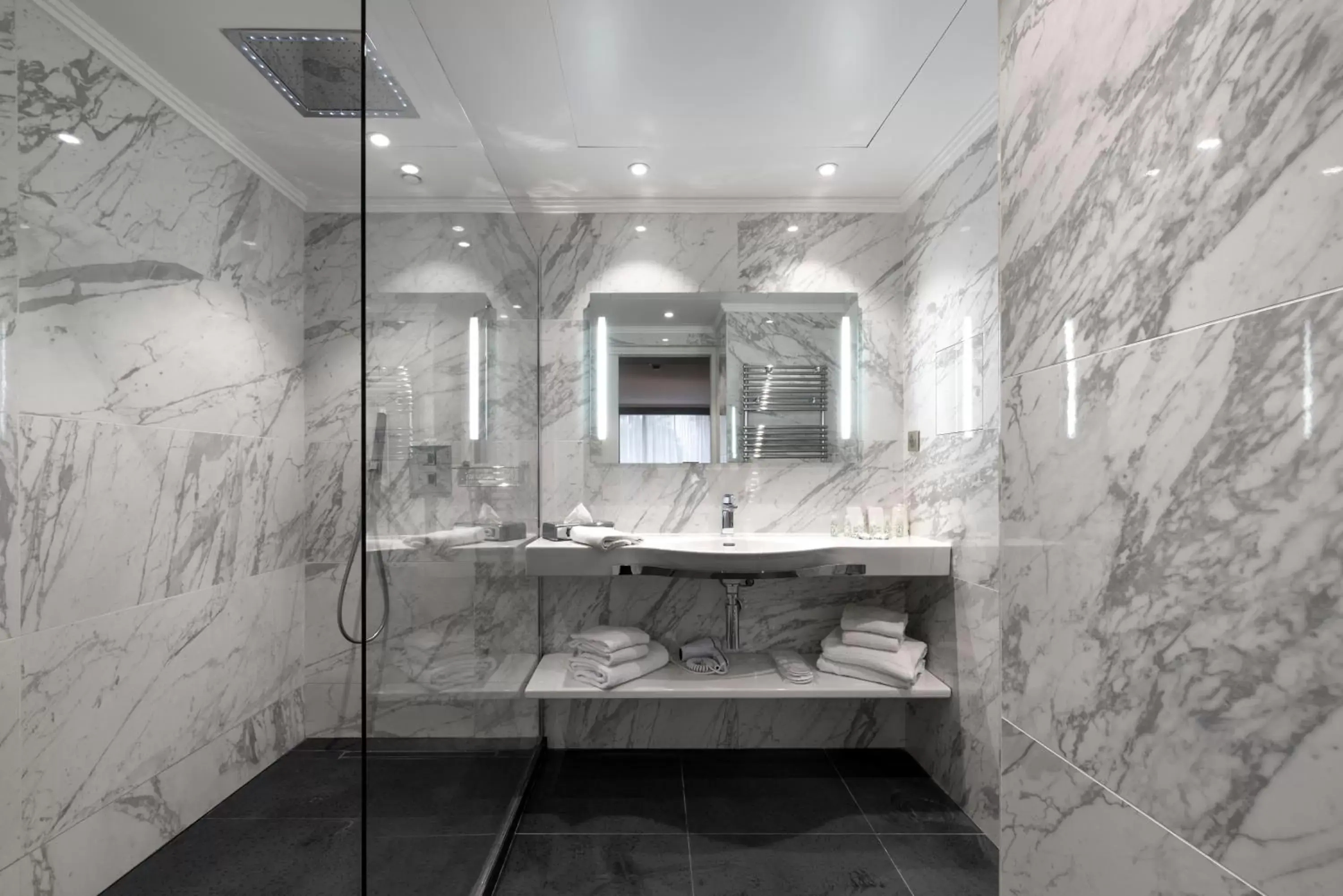 Bathroom in Juliana Hotel Cannes