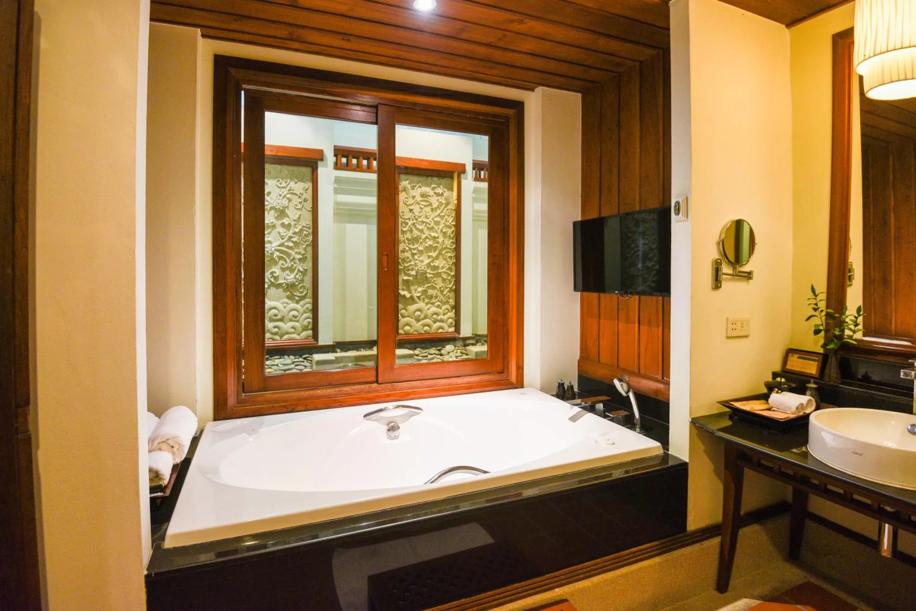 Bath, Bed in RatiLanna Riverside Spa Resort
