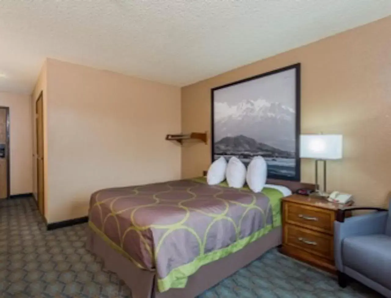 Photo of the whole room, Bed in Super 8 by Wyndham Arcata