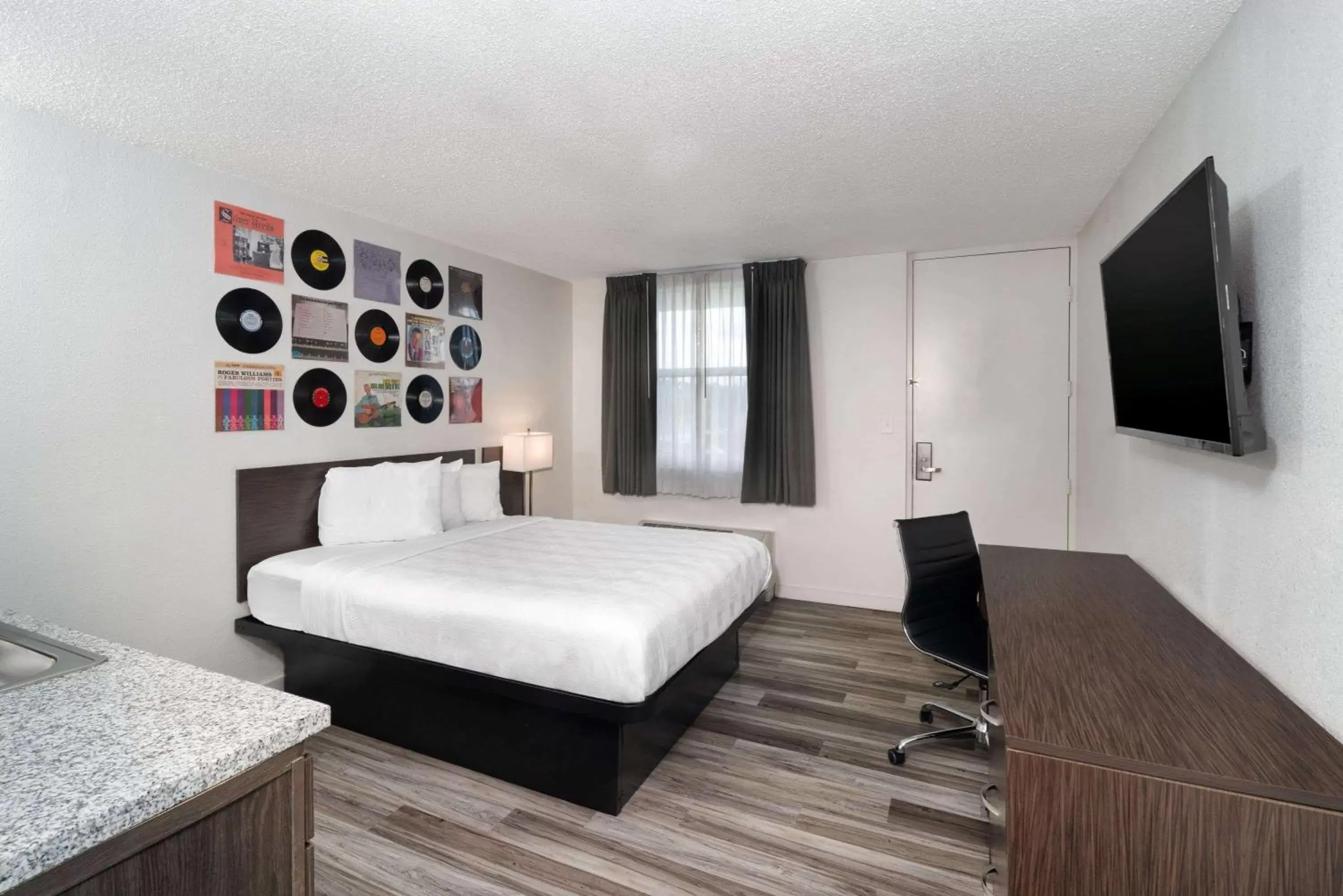 Photo of the whole room, Bed in Hillside Crossing Nashville a Ramada by Wyndham