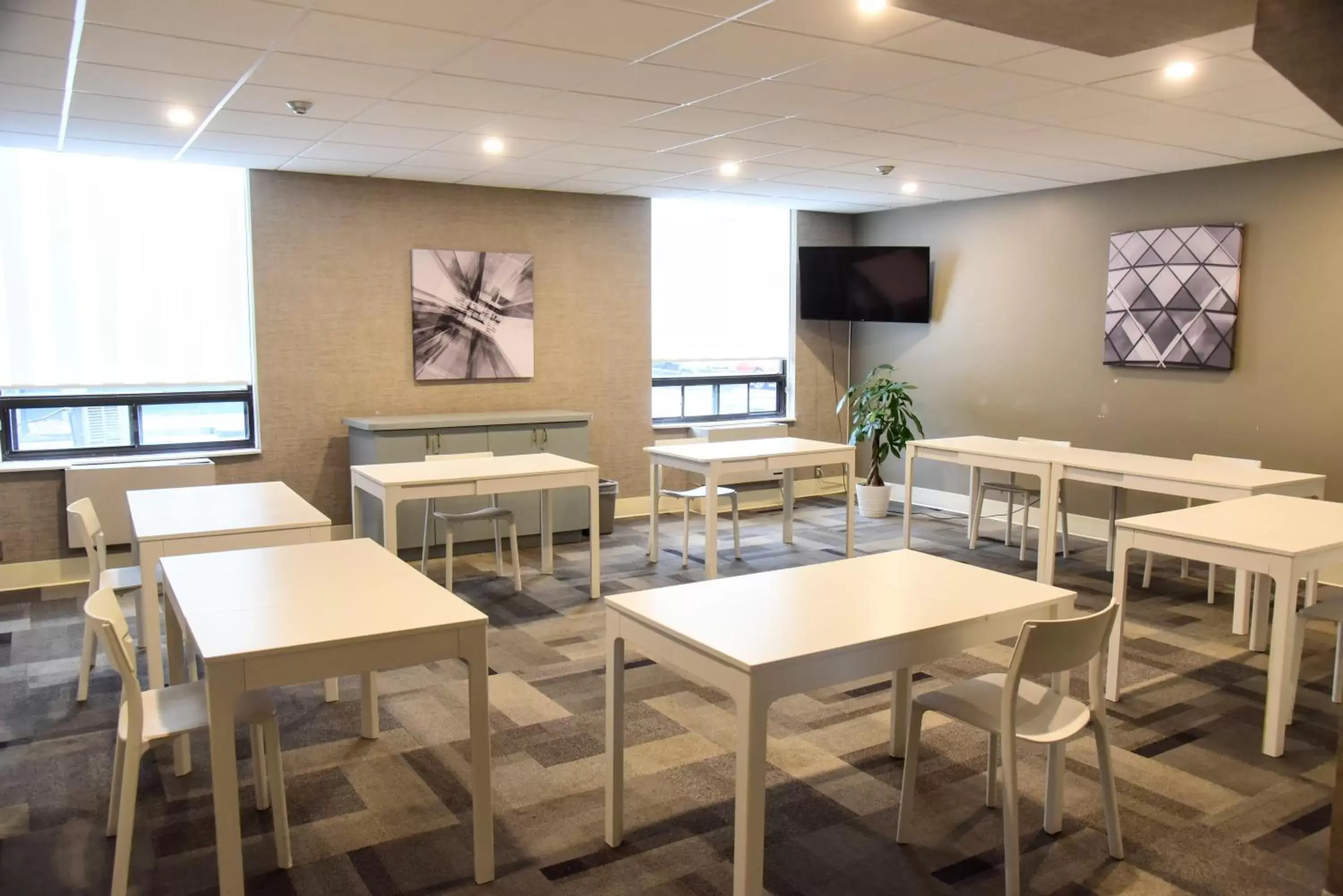 Meeting/conference room, Restaurant/Places to Eat in Days Inn by Wyndham Ottawa West